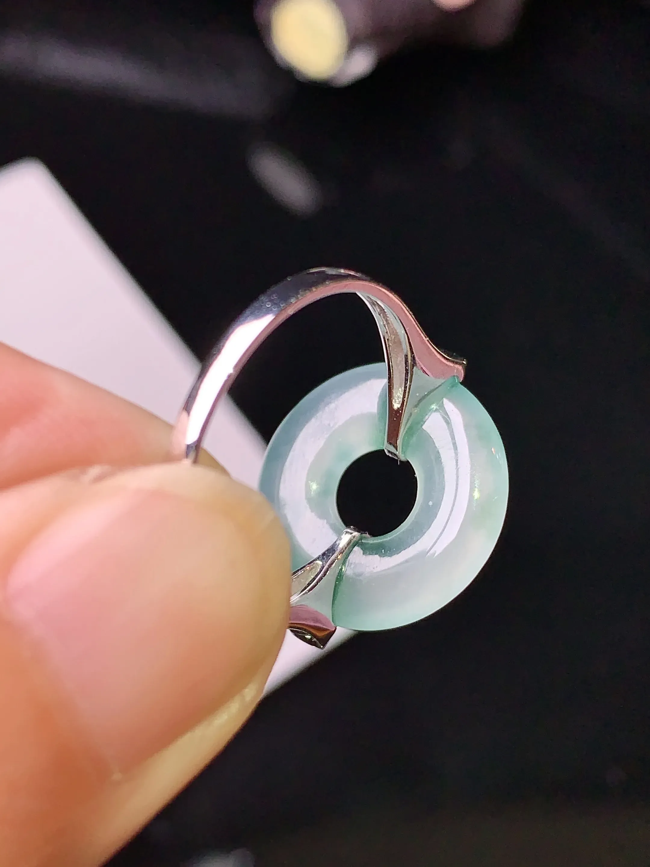 18k金钻镶嵌冰种平安扣戒指 玉质细腻 色泽清新艳丽 圈口14 整体尺寸15.5*2.8