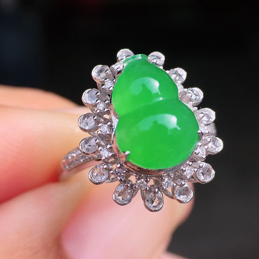 阳绿葫芦戒指，色泽均匀艳丽，玉质细腻，荧光感超
强，饱满圆润，尽显优雅气质，18k
金豪华镶嵌