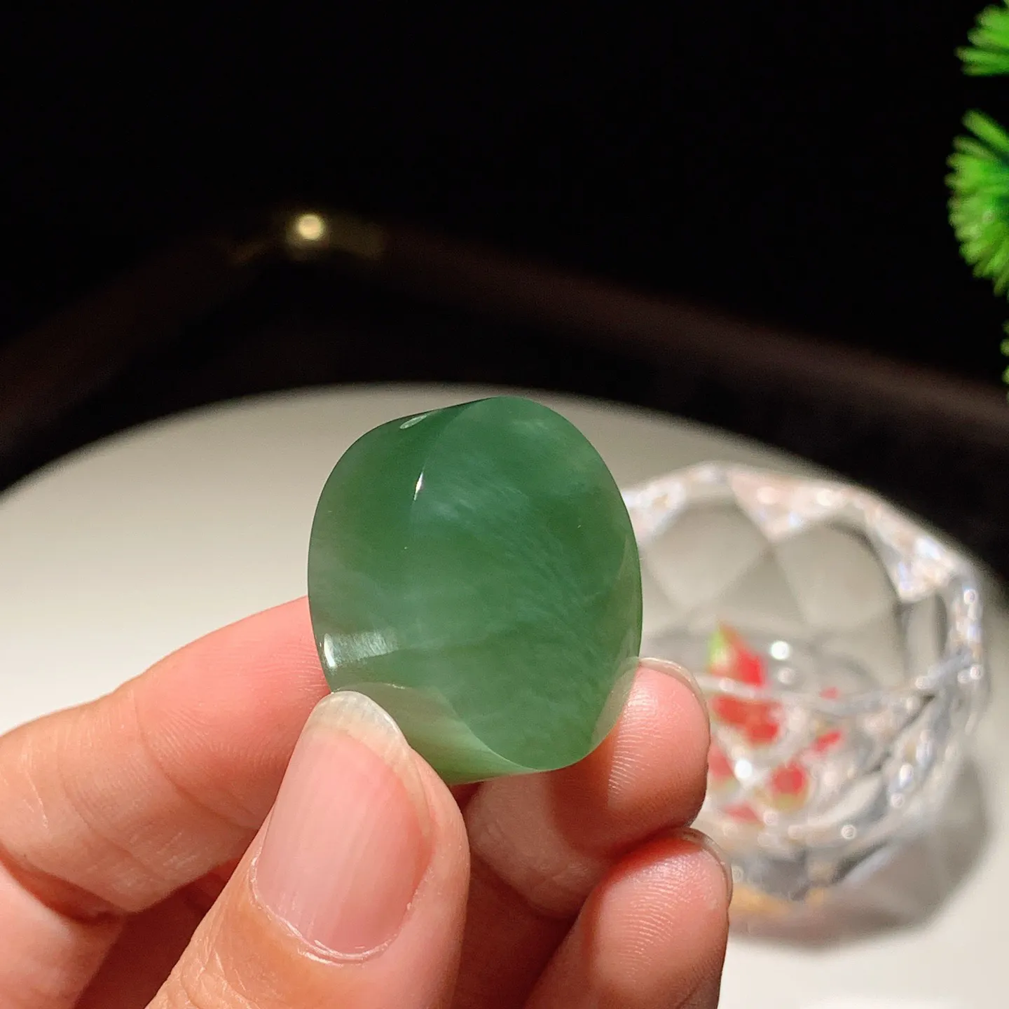 和田玉阳绿猫眼俄罗斯碧玉平安无事圆牌挂件。尺寸26/13重17.5克。玉质细腻油润。手推出油。佩戴高端典雅。lt251114