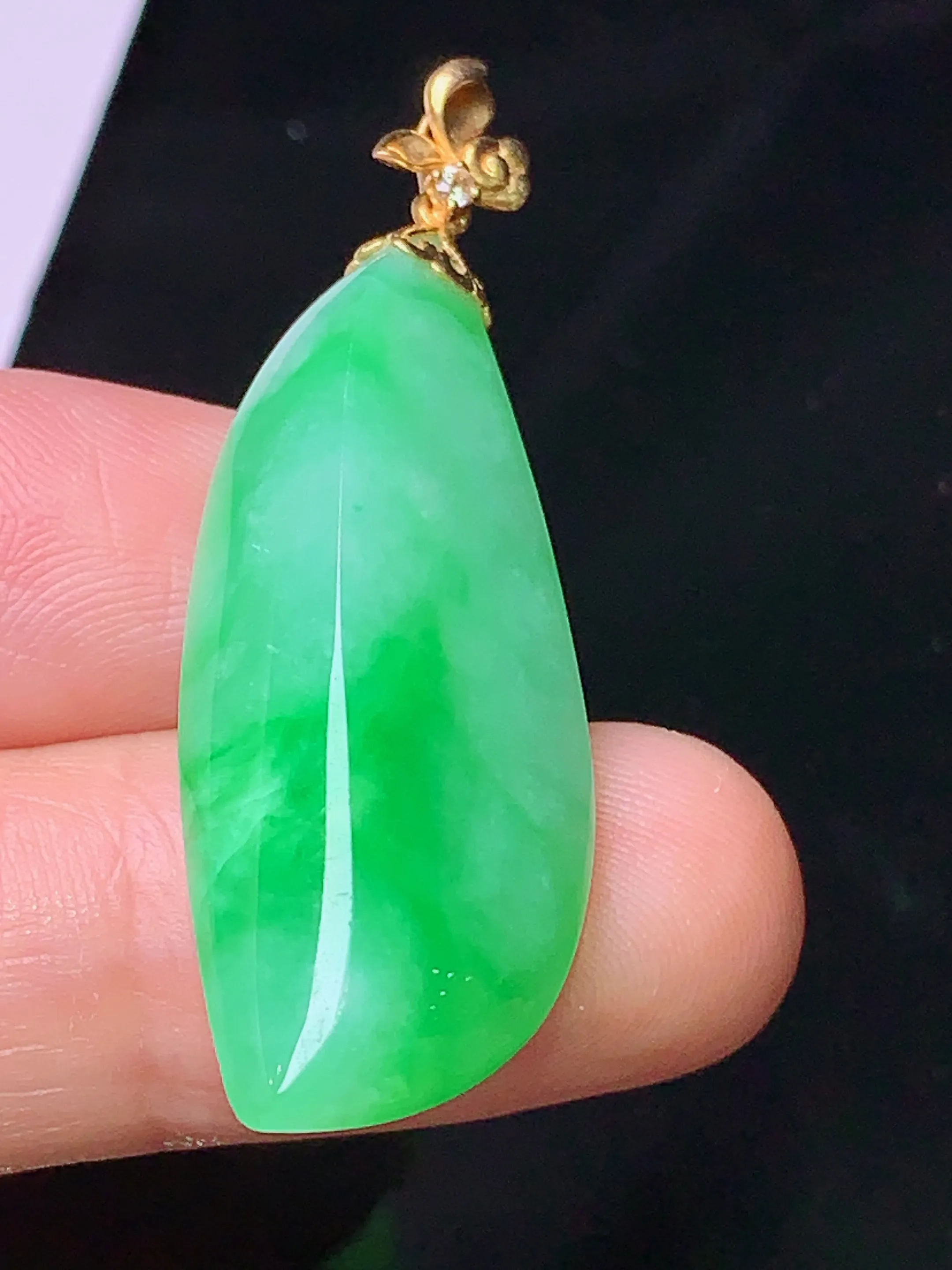18k金镶嵌翠绿随形吊坠 玉质细腻 色泽清新艳丽 整体尺寸43.8*14.5*7.6