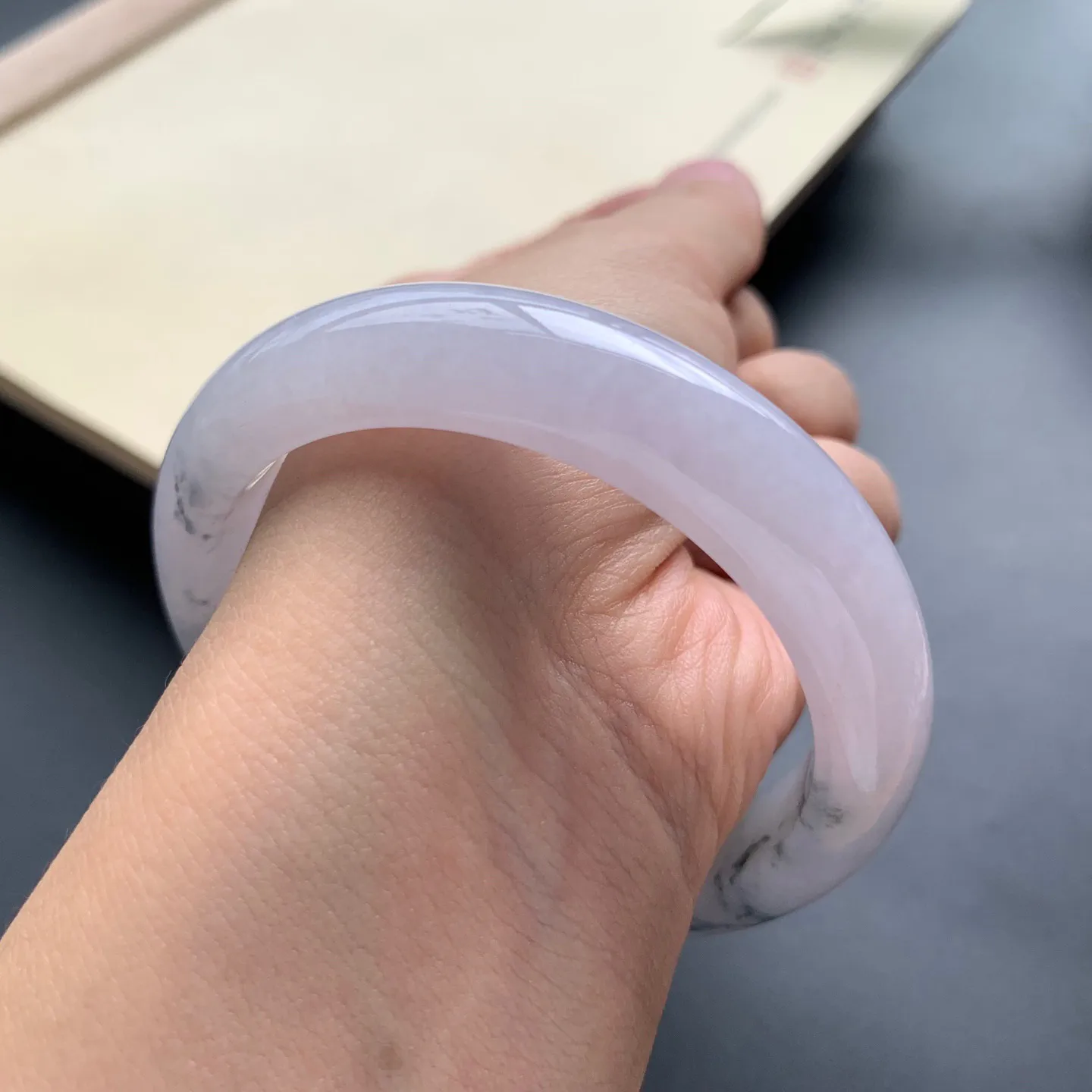 54.5圈口飘花正圈手镯 尺寸：54.5-12.3-8.5，无纹裂，细腻光滑，花色飘逸