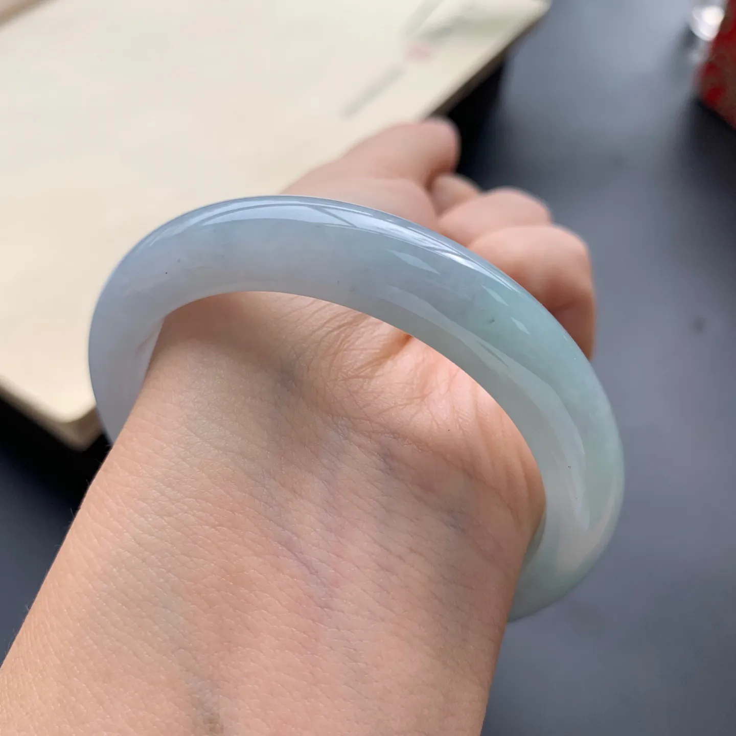 54圈口底色正圈手镯 尺寸：54-11-8，无纹裂，细腻光滑，色泽亮丽