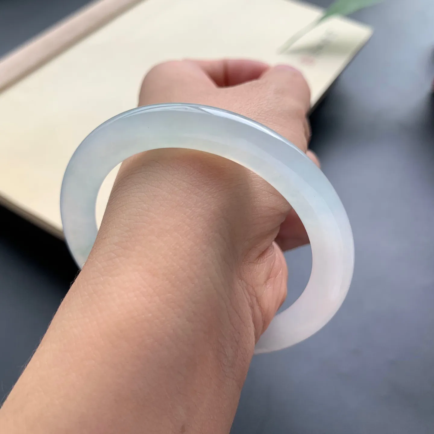 51.8圈口冰种圆条手镯 尺寸：51.8-6-8.5，无纹裂，水润透亮，胶感十足