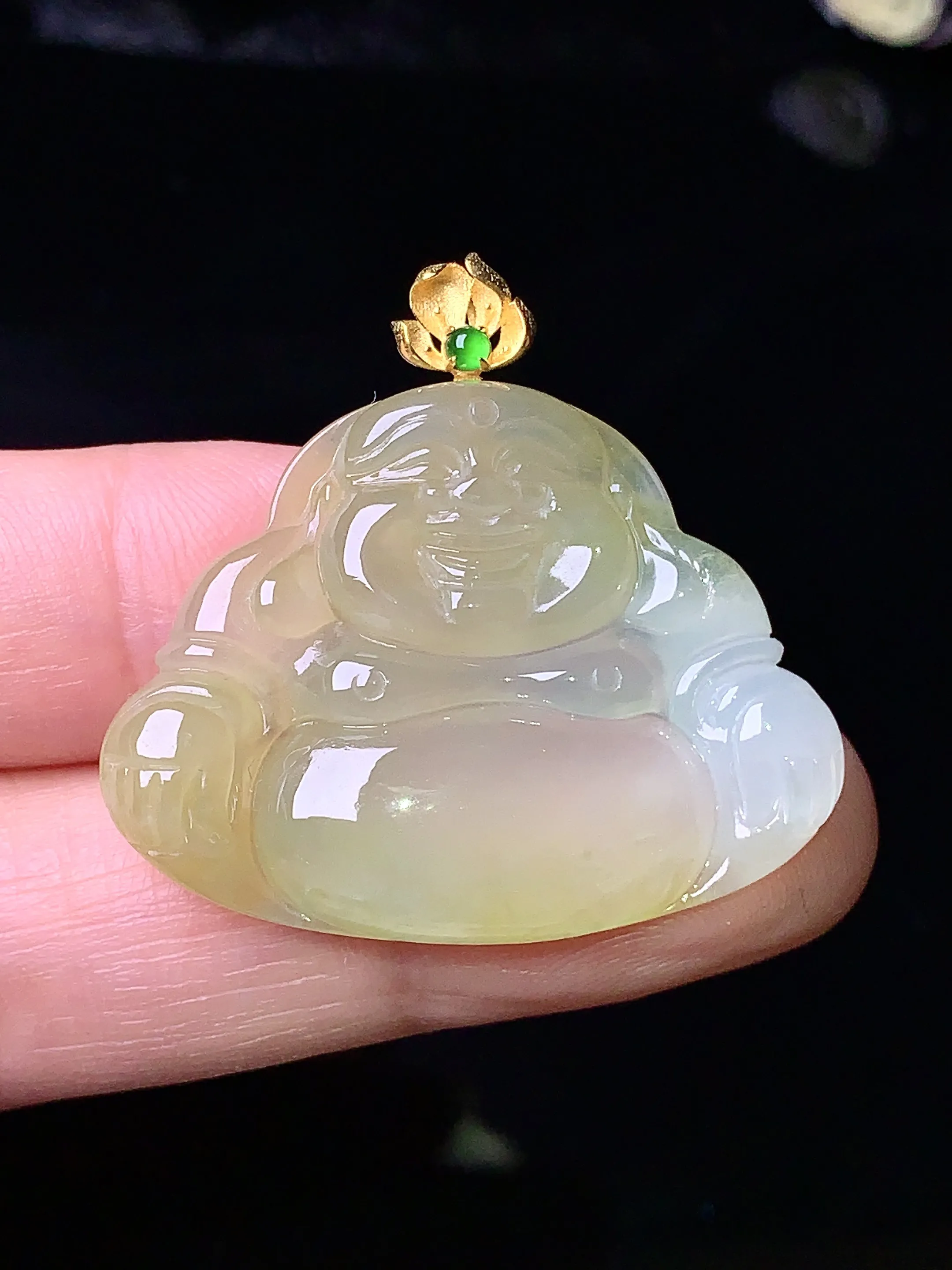 18k金钻镶嵌飘黄翡吊坠 玉质细腻 色泽清新艳丽 整体尺寸31.6*33.6*5