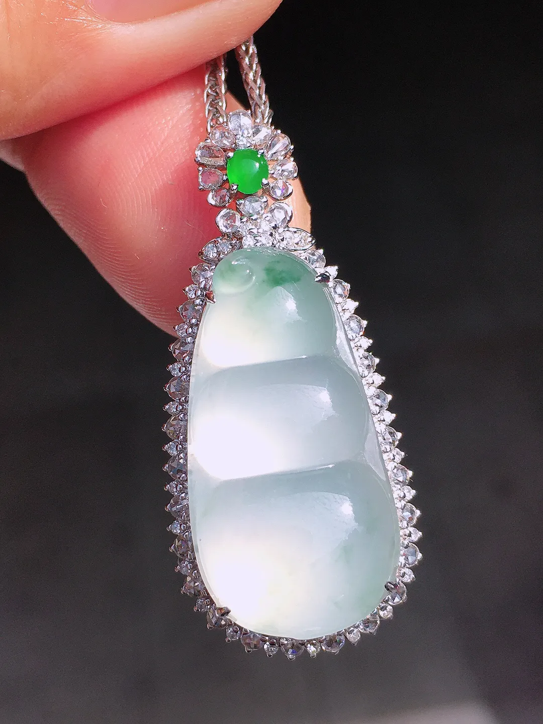 冰飘花福豆吊坠，色泽艳丽，玉质细腻，荧光感超
强，饱满圆润，尽显优雅气质，18k
金豪华镶嵌