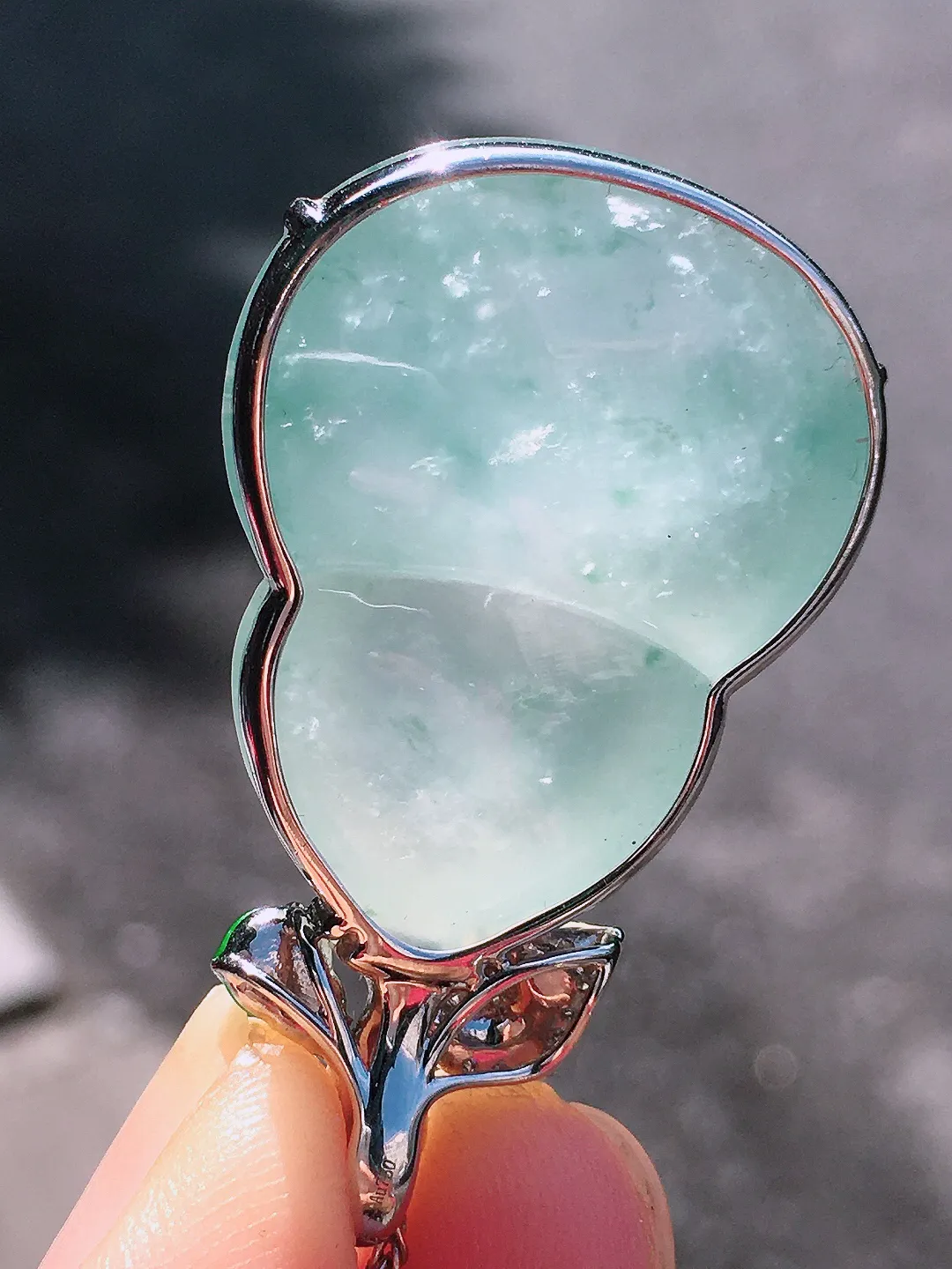 飘花葫芦吊坠，色泽艳丽，玉质细腻，荧光感超
强，饱满圆润，尽显优雅气质，18k
金豪华镶嵌