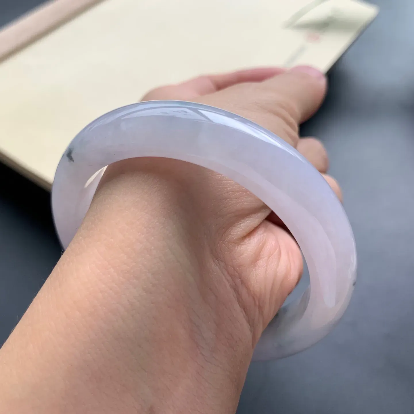 54.5圈口飘花正圈手镯 尺寸：54.5-12.3-8.5，无纹裂，细腻光滑，花色飘逸