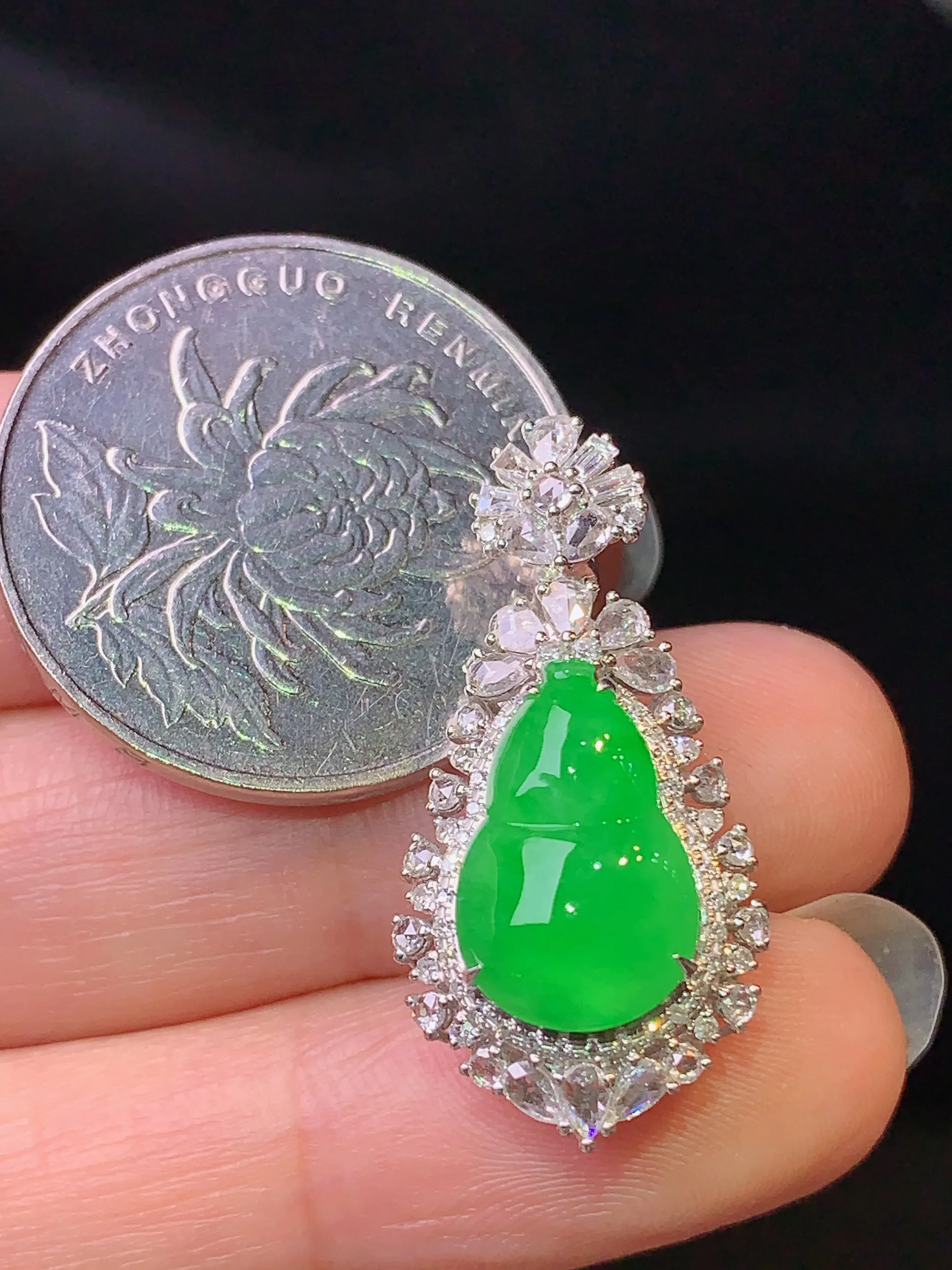 18k金钻镶嵌翠绿葫芦吊坠 玉质细腻 色泽清新艳丽 整体尺寸28.5*14.2*11