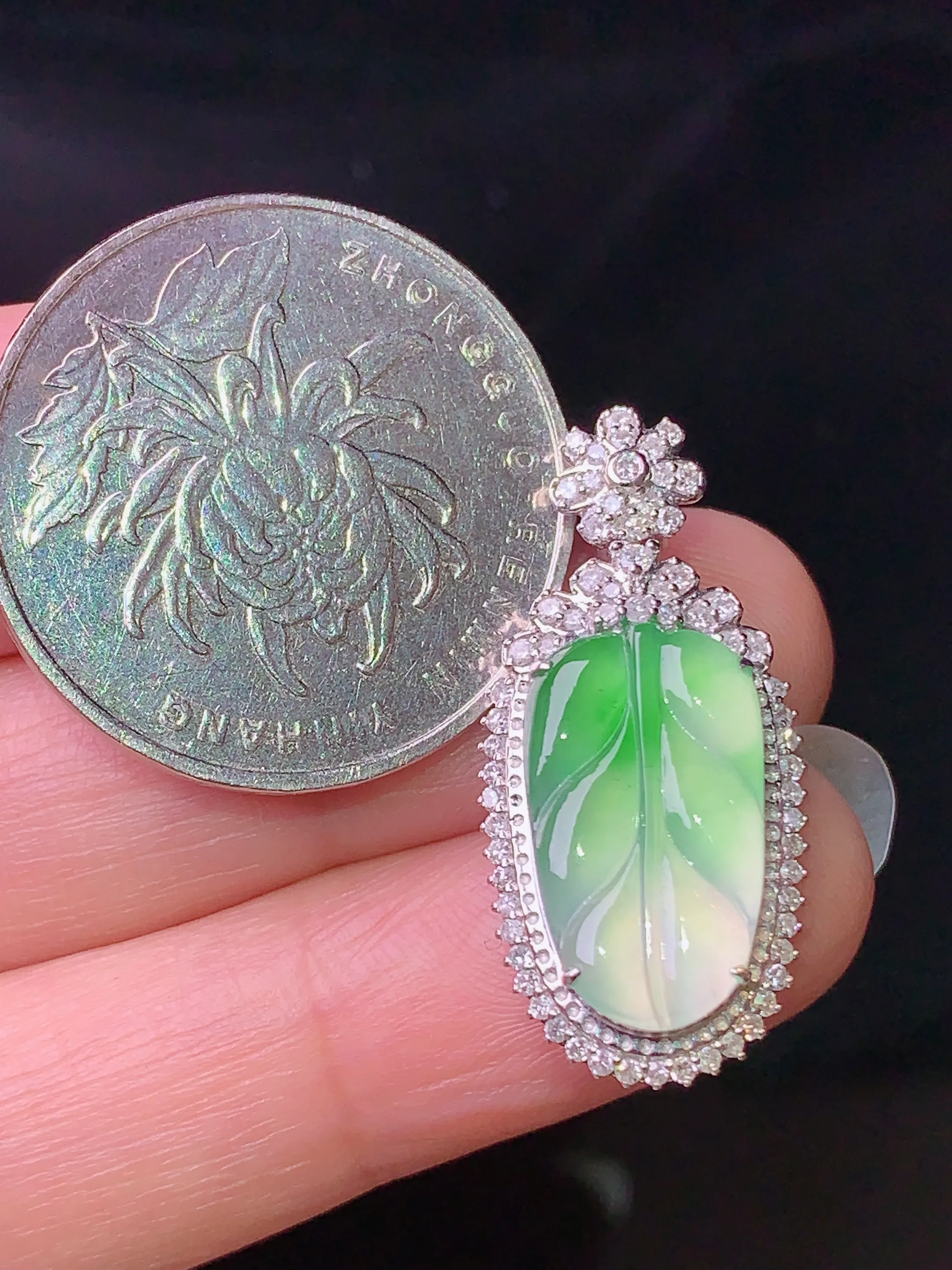 18k金钻镶嵌飘绿树叶吊坠 玉质细腻 色泽清新艳丽 整体尺寸28.5*13.2*7