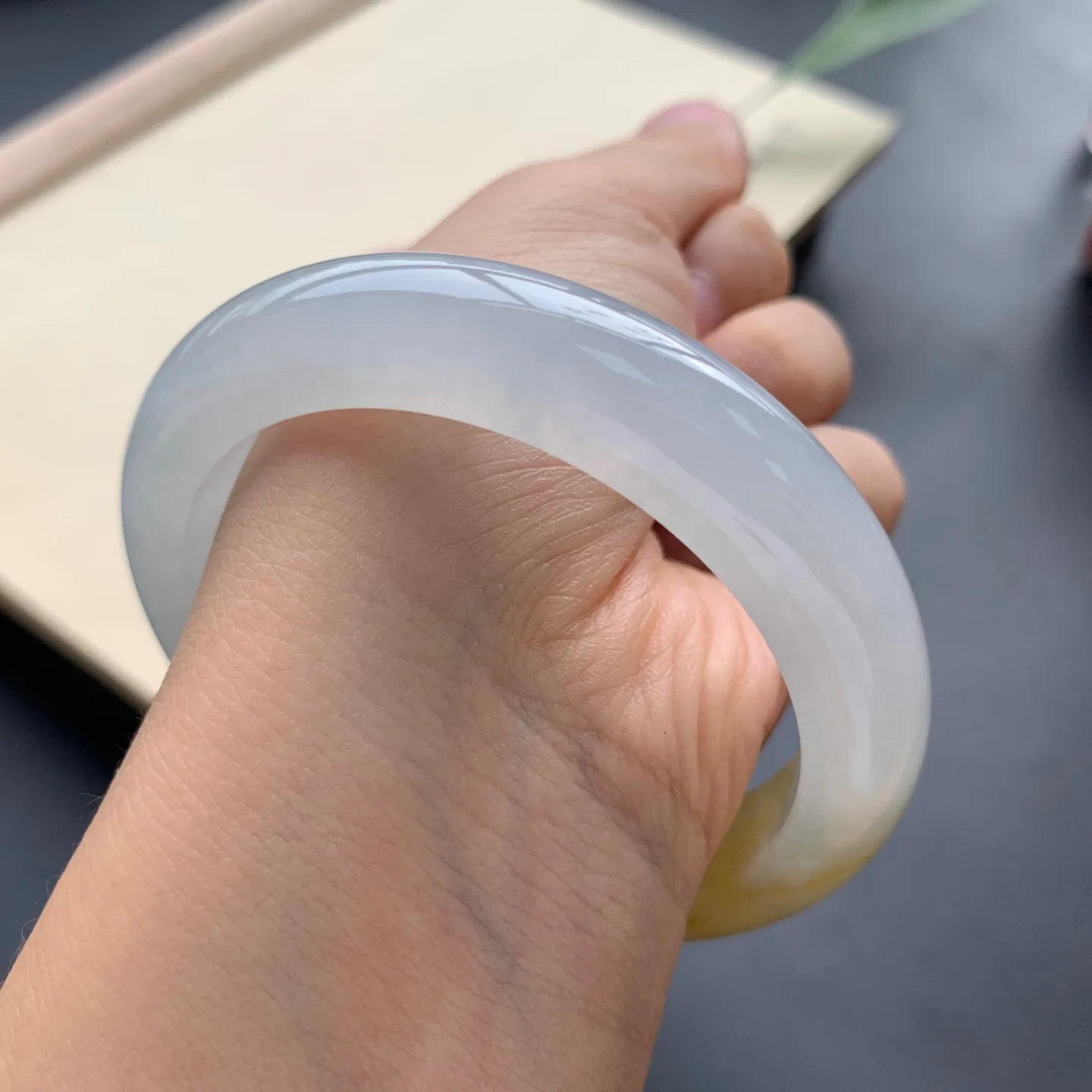 56圈口冰种飘黄翡正圈手镯 尺寸：56-12.3-9，无纹裂，水润起胶，优雅迷人