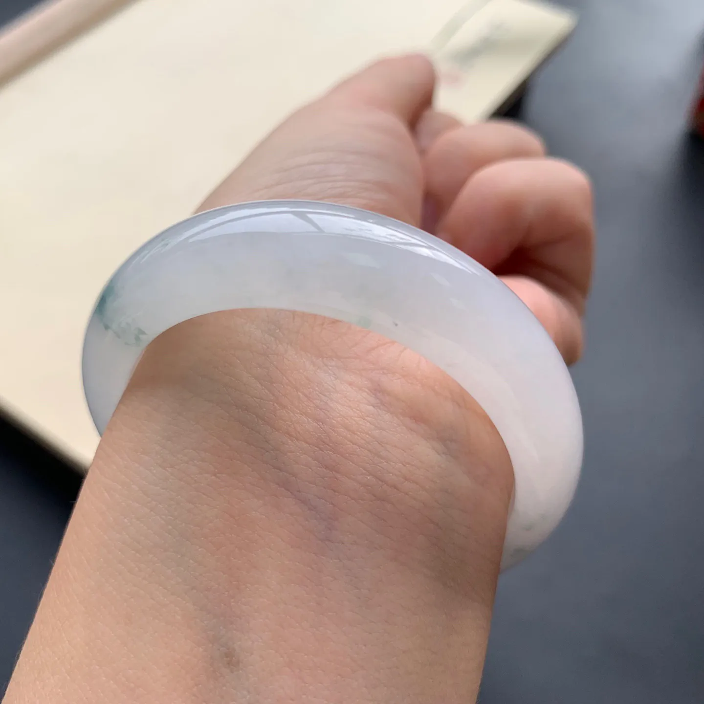 55.8圈口冰种飘花贵妃手镯 尺寸：55.8-48.3-13-7，水润起胶，花色灵动