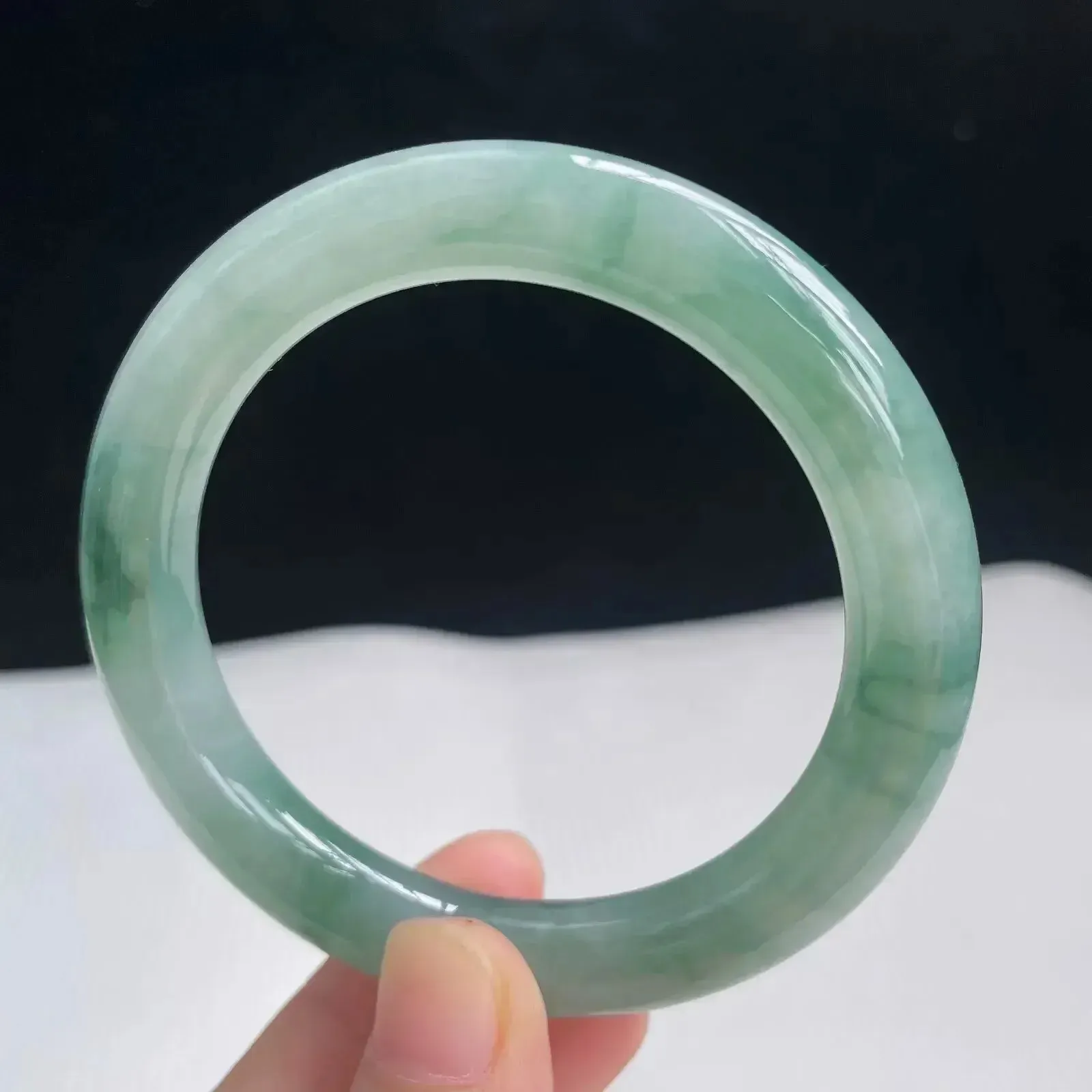 52.6mm自然光拍摄天然翡翠满绿好种水圆条手镯 45.72克