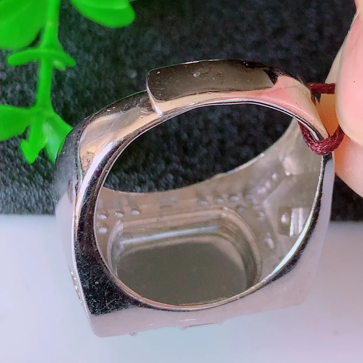 冰透满绿翡翠925银镶嵌马鞍戒面，自然光实拍，翠色灵动，颜色漂亮，种老水足，品相佳，佩戴佳品！#97.15整体27*19.2*6.5裸石14-9.5