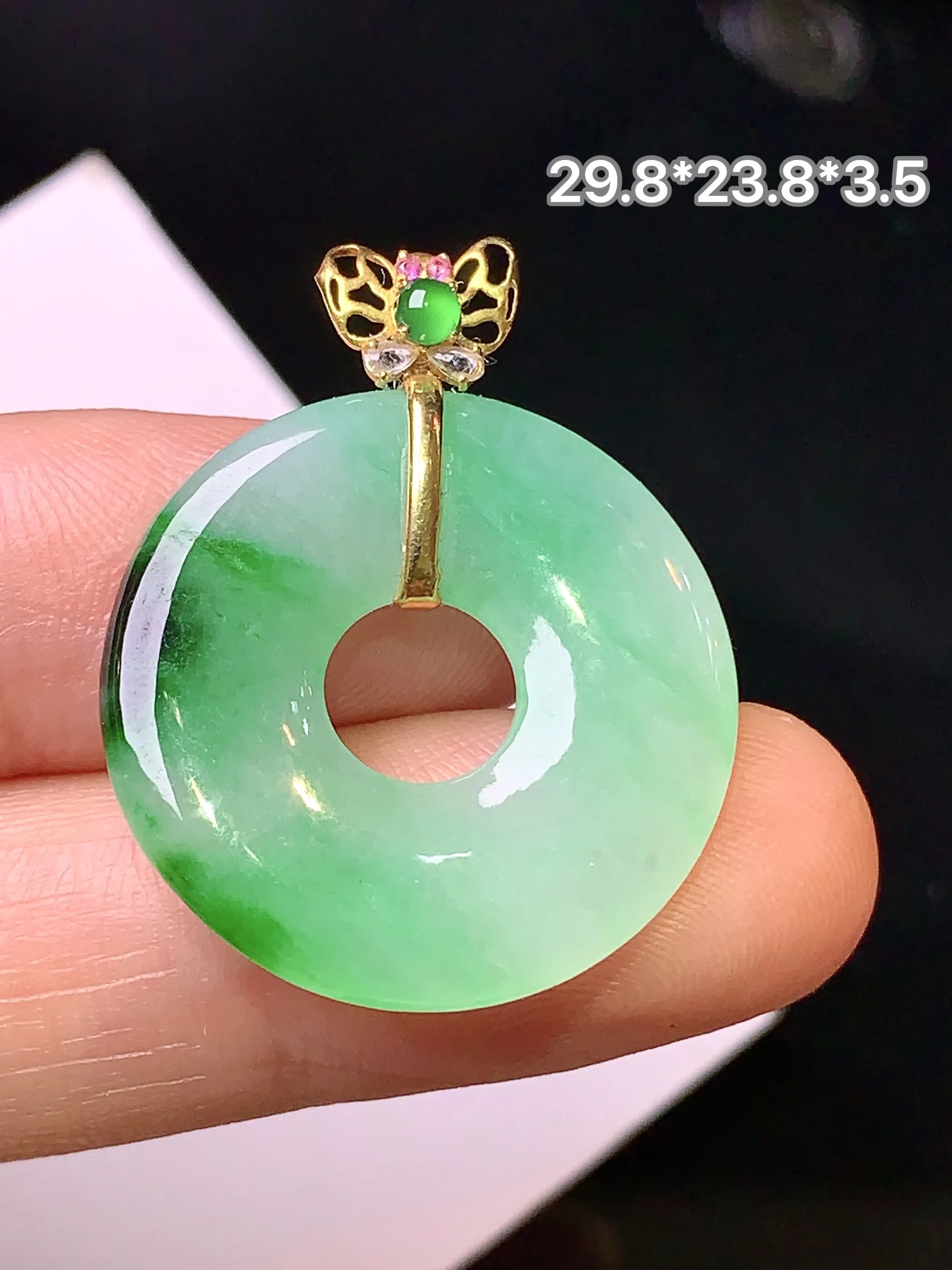 18k金镶嵌飘绿平安环吊坠 玉质细腻 色泽清新艳丽 整体尺寸29.8*23.8*3.5