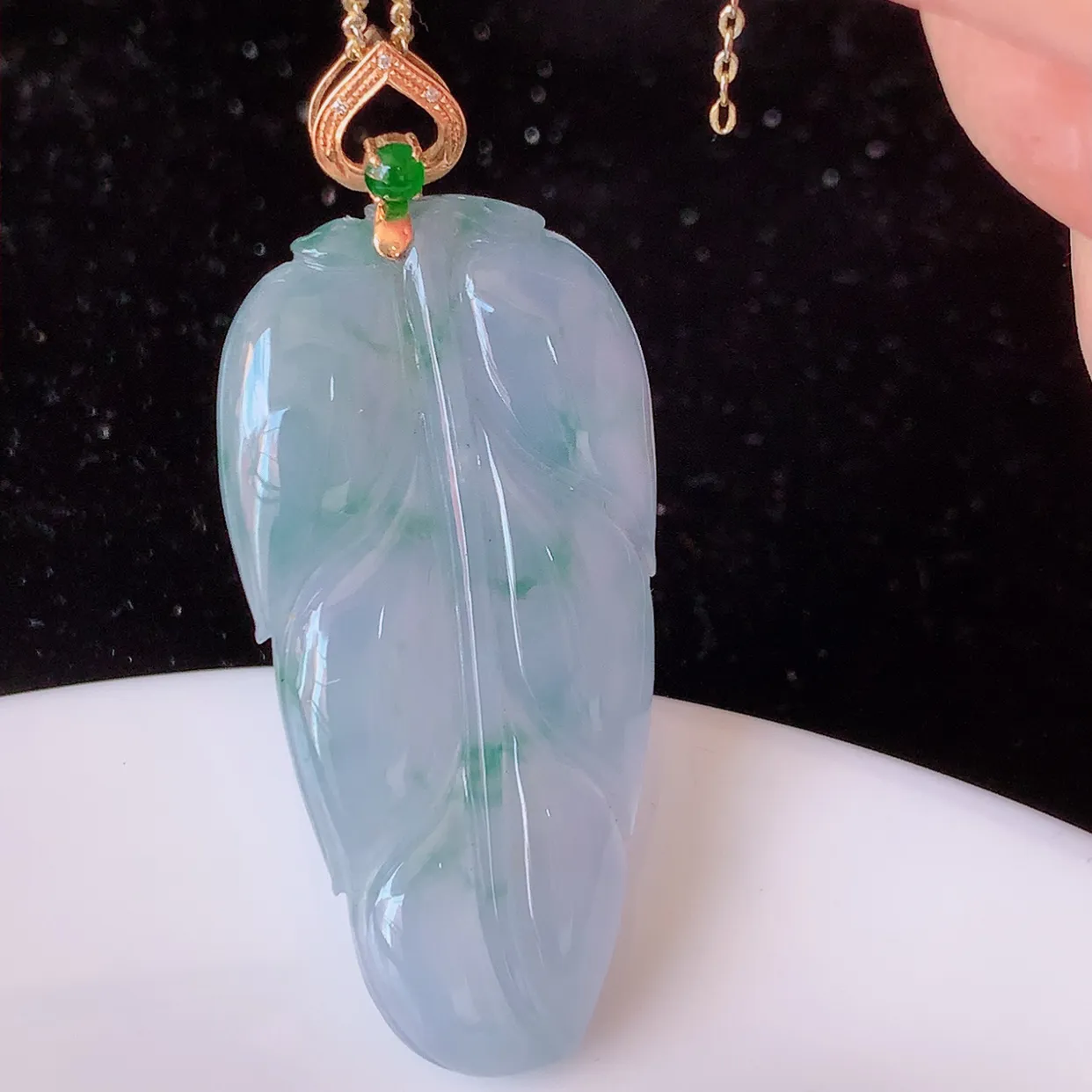 自然光实拍，18K金镶嵌冰种紫罗兰飘花翡翠叶子吊坠，寓意“大业有成，一夜成名，金枝玉叶”水润叶子，翡翠叶子，清秀高雅，性价比超值！#83.15整体50.5-裸石42.8*22-4.8