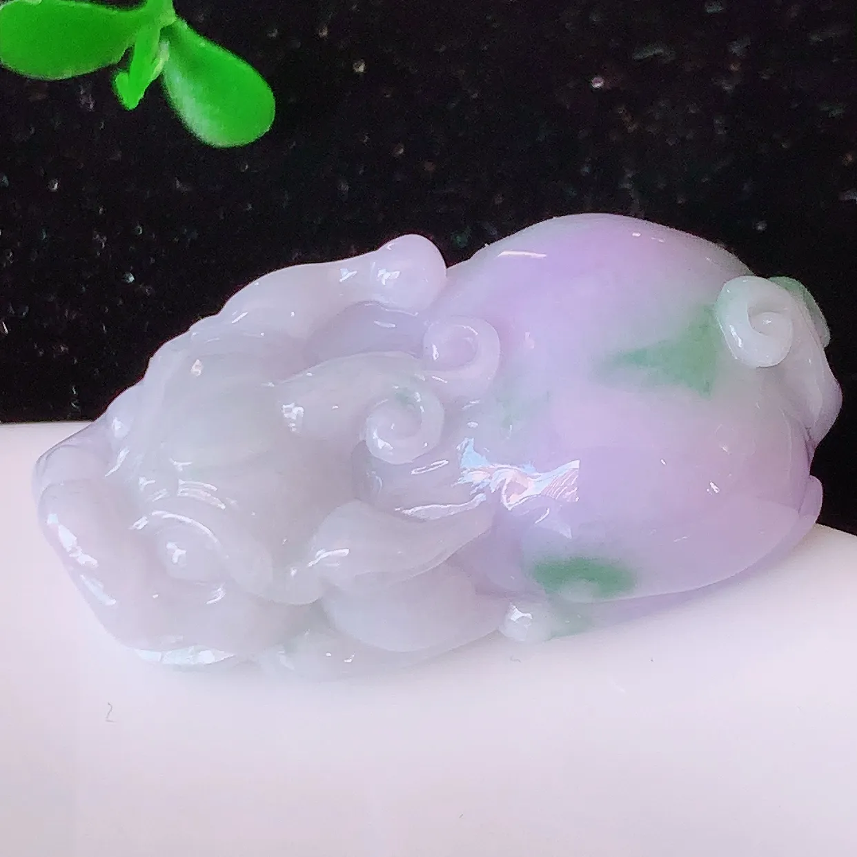 自然光实拍，冰润春带彩翡翠招财貔貅吊坠，民间有“一摸貔貅运程旺盛，再摸貔貅财运滚滚，三摸貔貅平步青云