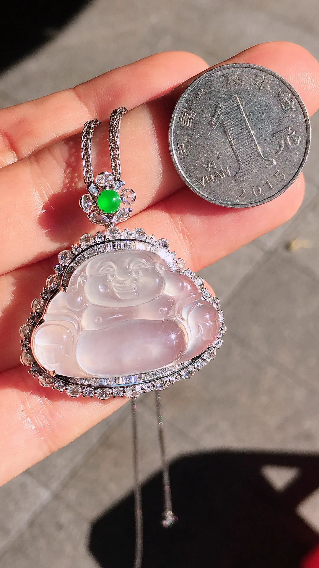 冰种佛公吊坠，玉质细腻，荧光感超
强，饱满圆润，尽显优雅气质，18k
金豪华镶嵌