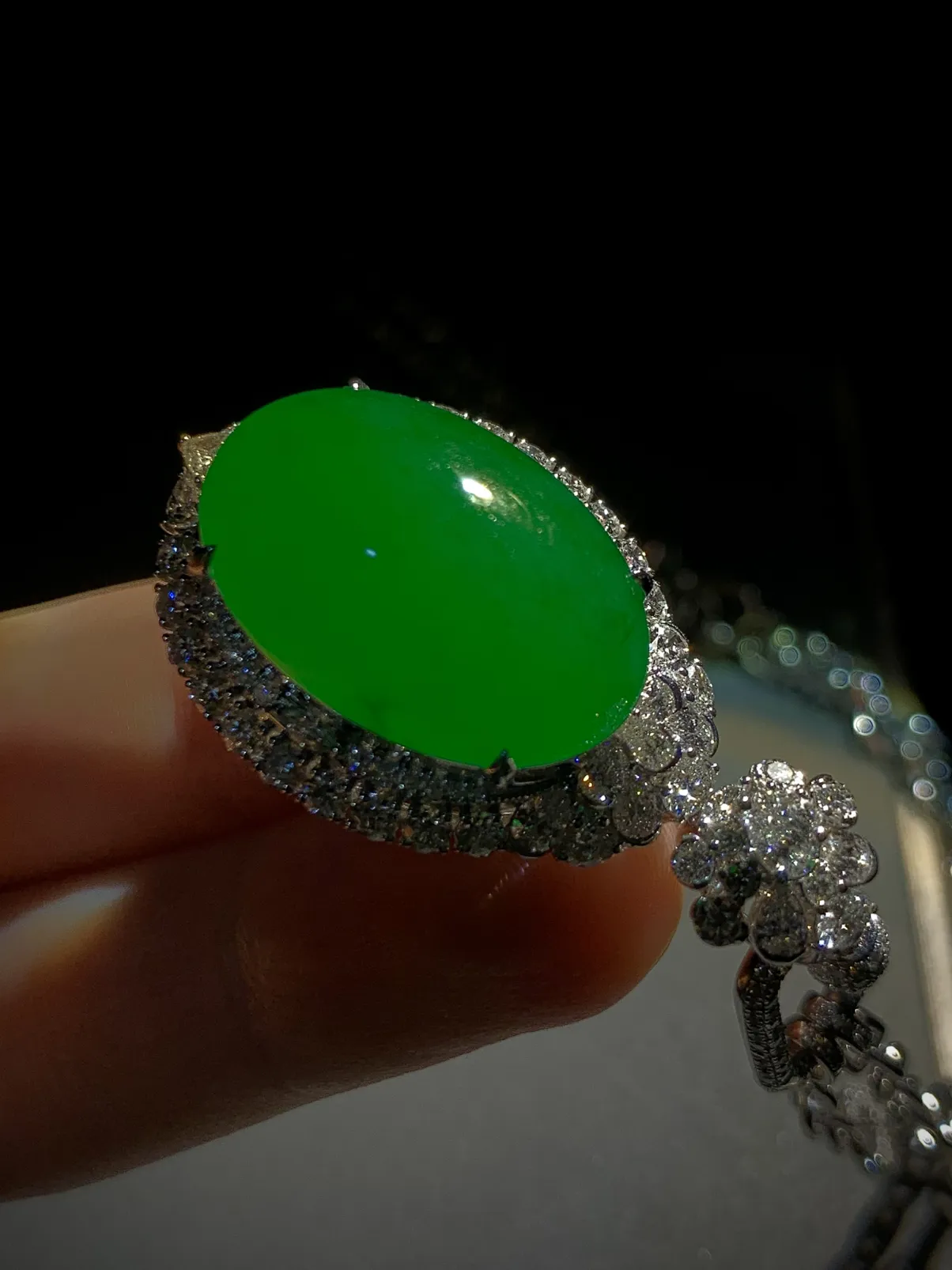 饱满辣绿翡翠蛋面吊坠，
裸石23.2-16.2-8.2mm，
整体40.5-22.5-15mm，16.23g，
18K金，南非钻，不配图链