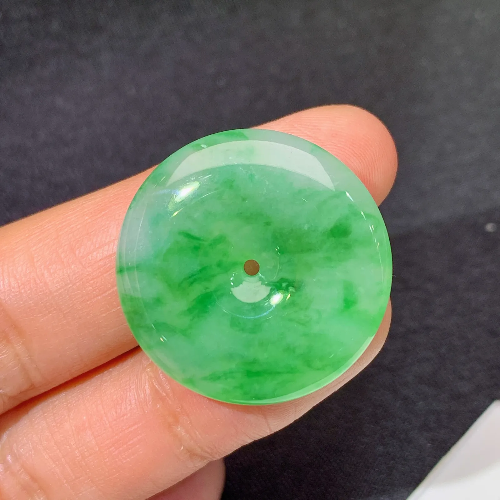 飘绿平安扣，冰润色阳，玉质细腻，种水足 尺寸25.4*5