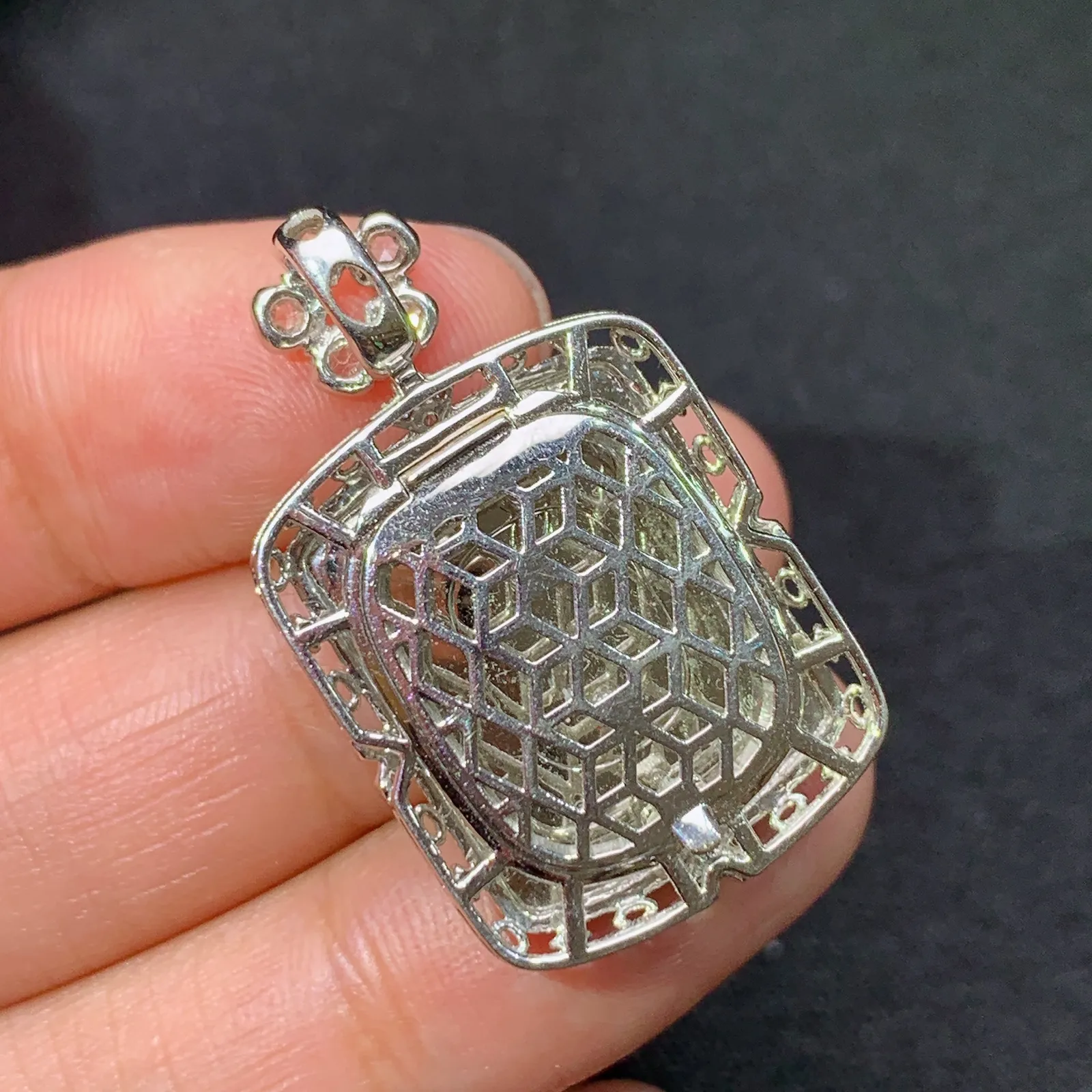 阳绿无事牌吊坠，18k金镶嵌，冰润色阳，种老水足 尺寸31.9*19*6.5