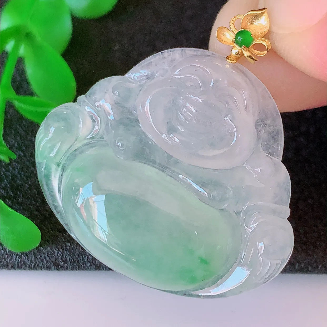 自然光实拍，18K金镶嵌冰种飘绿翡翠佛公吊坠，饱满， 佛公亦保平安，寓意有福（佛公）相伴，品相佳，配戴优雅迷人！#41.15整体33.5裸石31.5*27*6