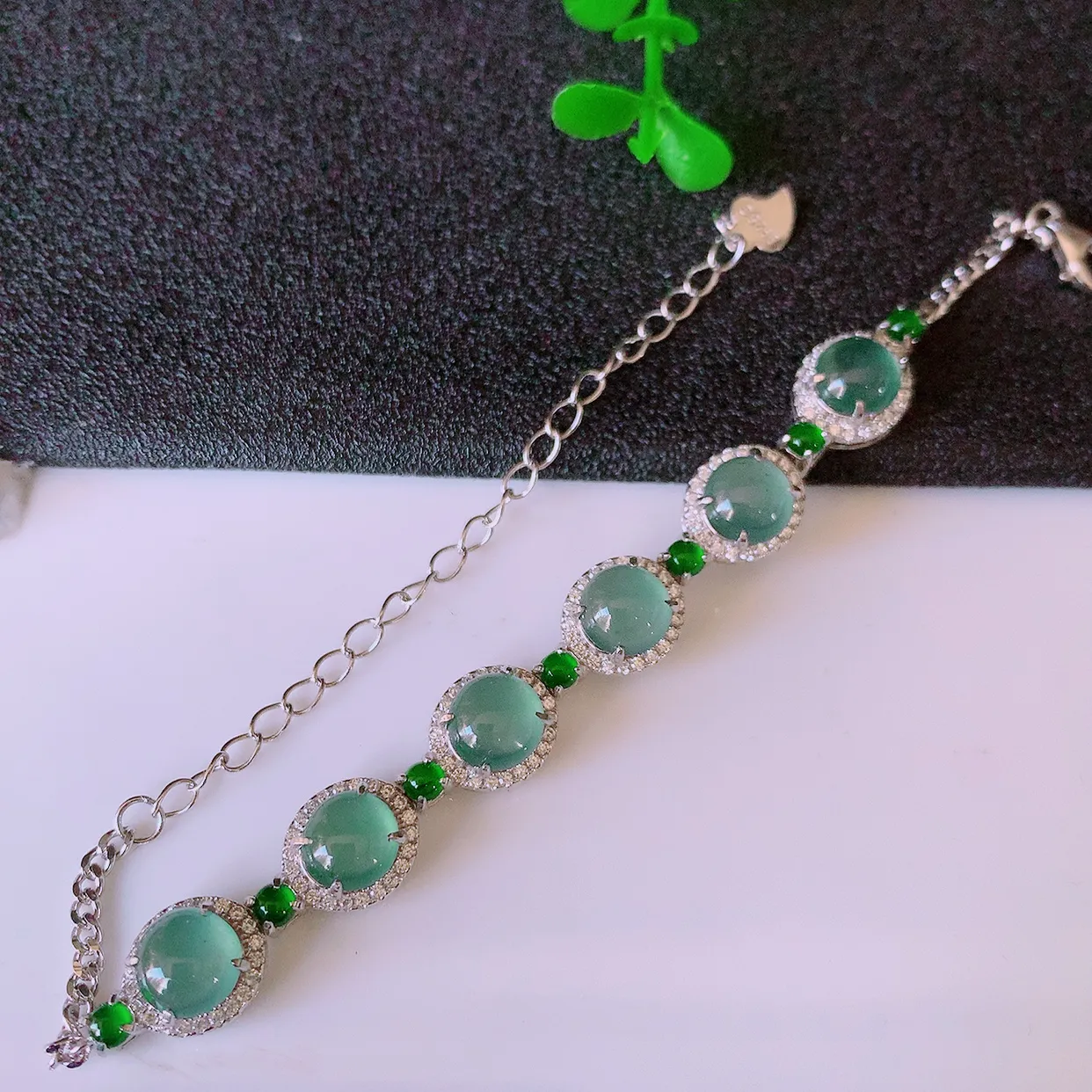 冰透满绿翡翠925银镶嵌手链，自然光实拍，翠色灵动，颜色漂亮，种老水足，品相佳，佩戴佳品！#97.15取一整体16.5*8.5*6.5裸石6.5*6