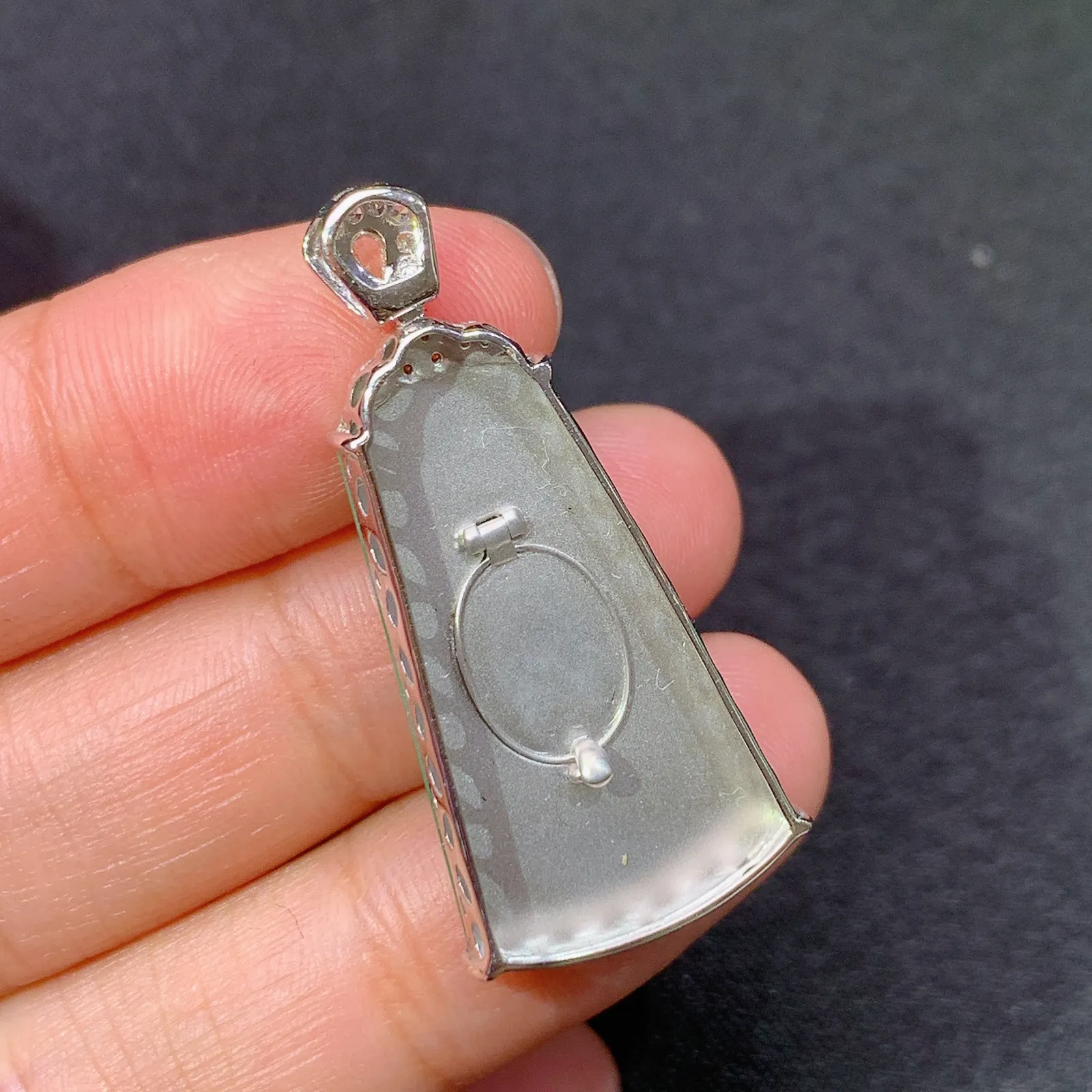 阳绿无事牌吊坠，18k金镶嵌，冰润色阳，种老水足 尺寸35.6*16.8*4.9