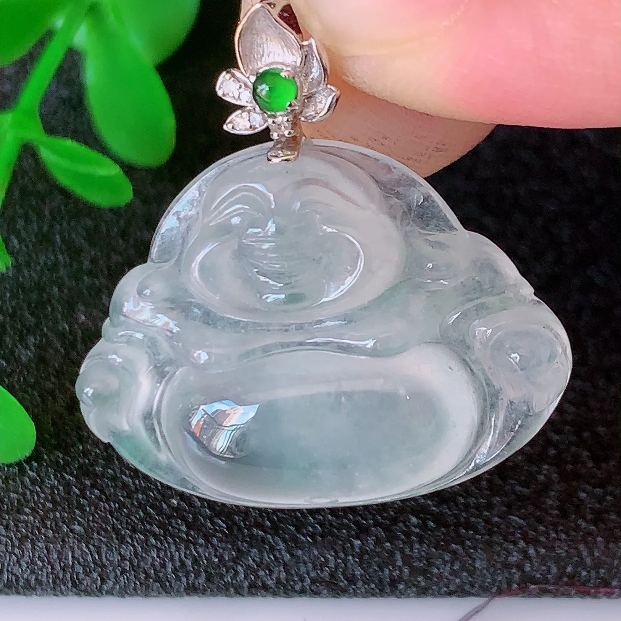 自然光实拍，18K金镶嵌冰种翡翠佛公吊坠，冰透饱满， 佛公亦保平安，寓意有福（佛公）相伴，品相佳，配戴优雅迷人！#1.15整体26.5裸石26*19.5*5.8