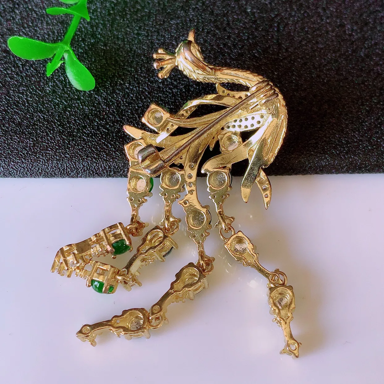 冰透满绿翡翠925银镶嵌凤凰胸针，自然光实拍，翠色灵动，颜色漂亮，种老水足，品相佳，佩戴佳品！#97.15整体60*32.5*11裸石4.2*4.2