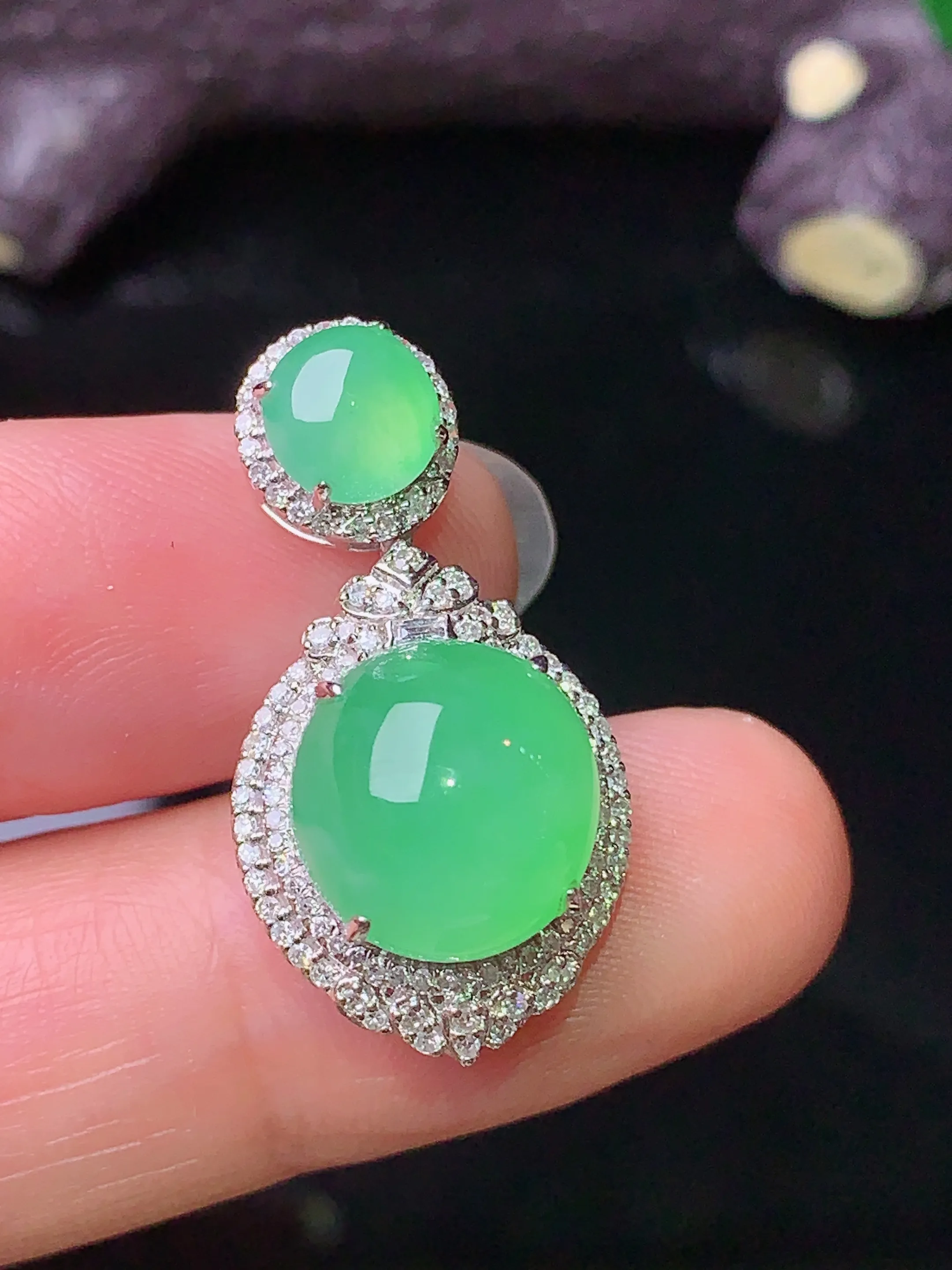 18k金钻镶嵌翠绿蛋面吊坠 玉质细腻 色泽清新艳丽 整体尺寸27.3*14.2*11.2