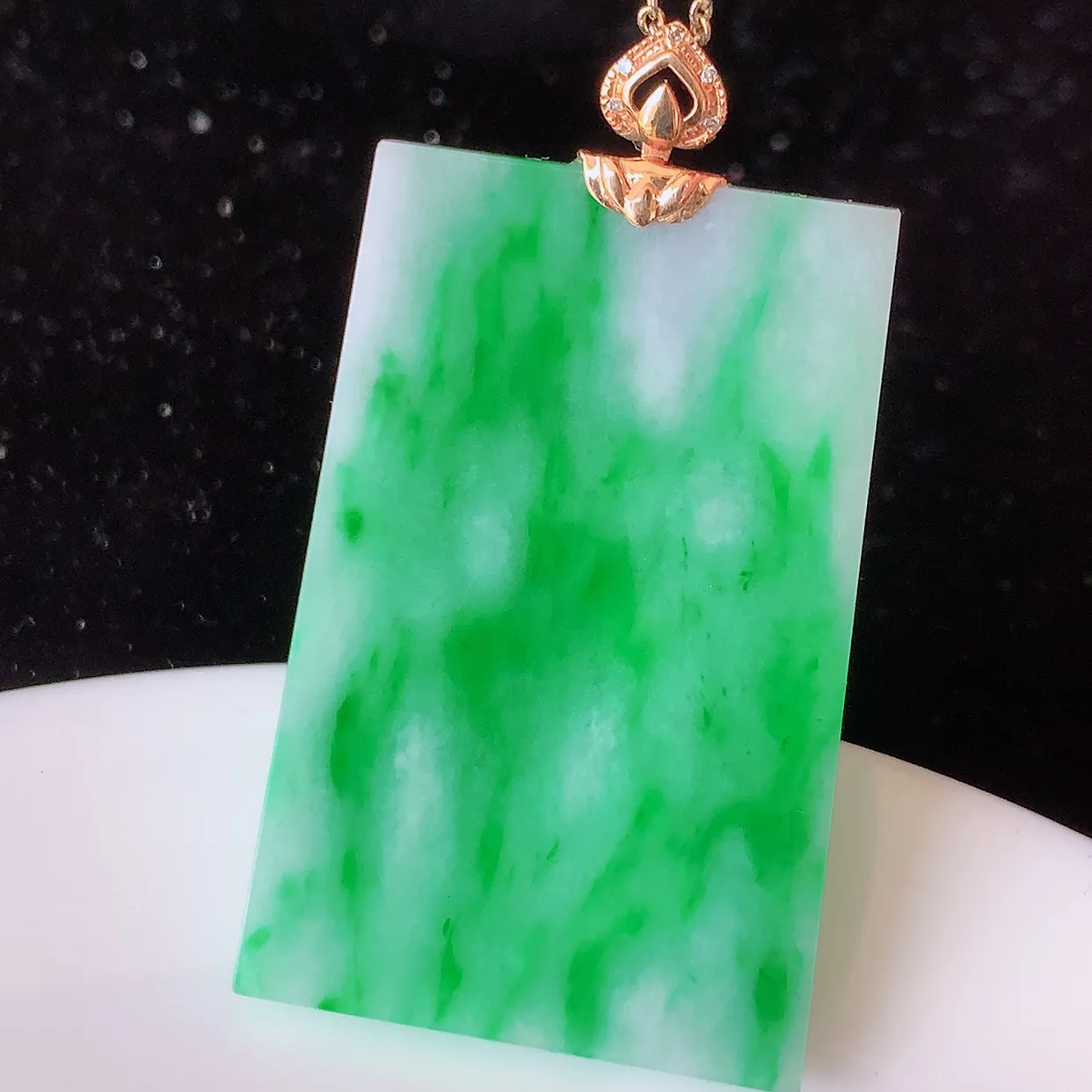 自然光实拍，18K金镶嵌水润飘绿辣绿翡翠平安无事牌吊坠，平平安安，无事牌翠色灵动，佩戴平安时尚！#8