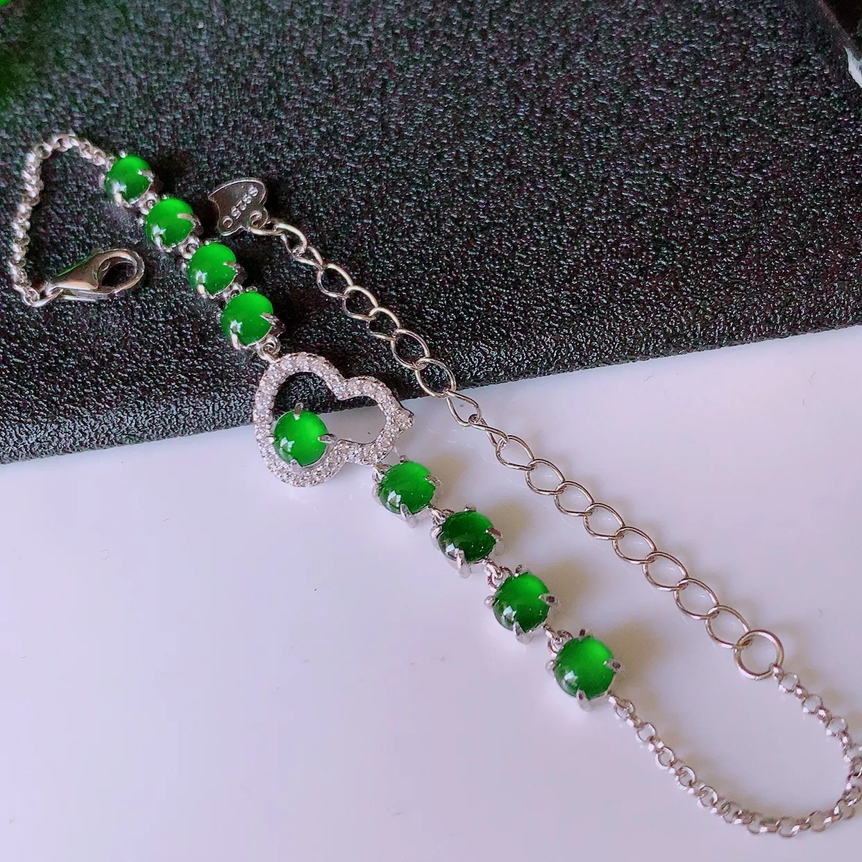 冰透满绿翡翠925银镶嵌手链，自然光实拍，翠色灵动，颜色漂亮，种老水足，品相佳，佩戴佳品！#97.1