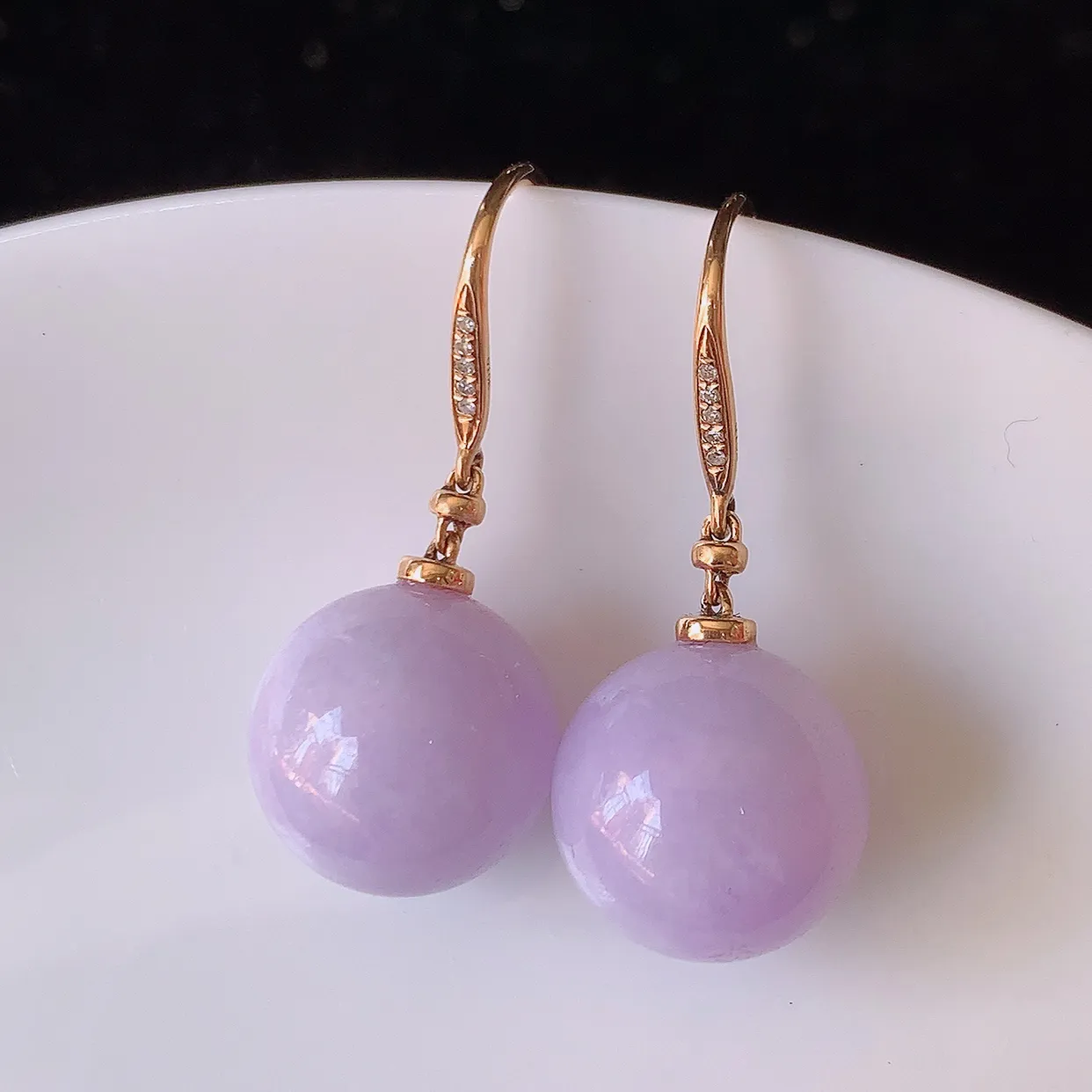 自然光实拍 18k金镶嵌紫罗兰翡翠圆珠耳坠，沁人心脾，豪华镶嵌而成，耳坠佩戴效果大气出众，尽显气质。种水好，胶感足，颜相当漂亮，高性价比，值得入手品鉴！#83.15耳坠整体长29.5裸石12.5