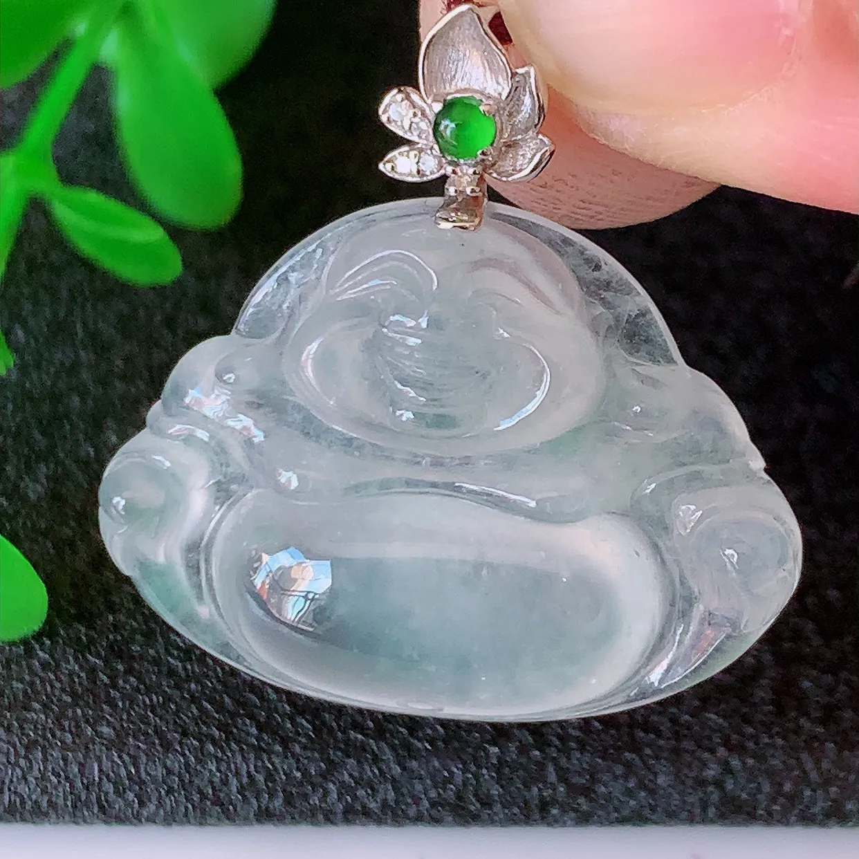 自然光实拍，18K金镶嵌冰种翡翠佛公吊坠，冰透饱满， 佛公亦保平安，寓意有福（佛公）相伴，品相佳，配戴优雅迷人！#1.15整体26.5裸石26*19.5*5.8