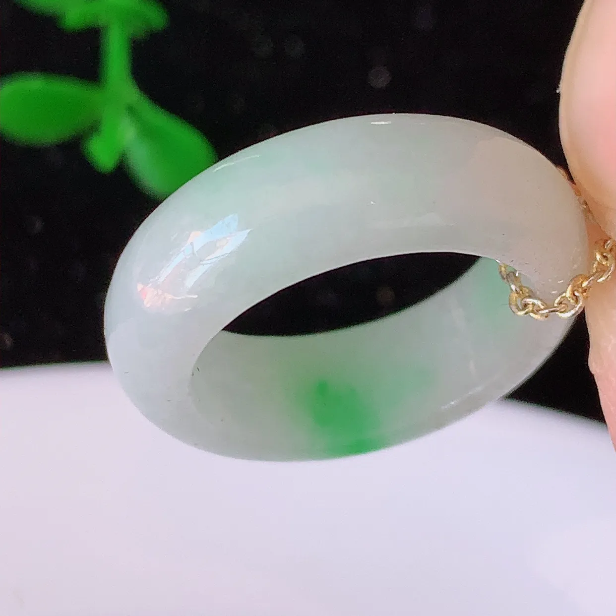 自然光实拍，16.2mm内径飘绿翡翠指环，玉戒指，玉质莹润，好精美好冰润的指环，12圈口，上手纤巧！#1.15尺寸16.2-6.5*3.5