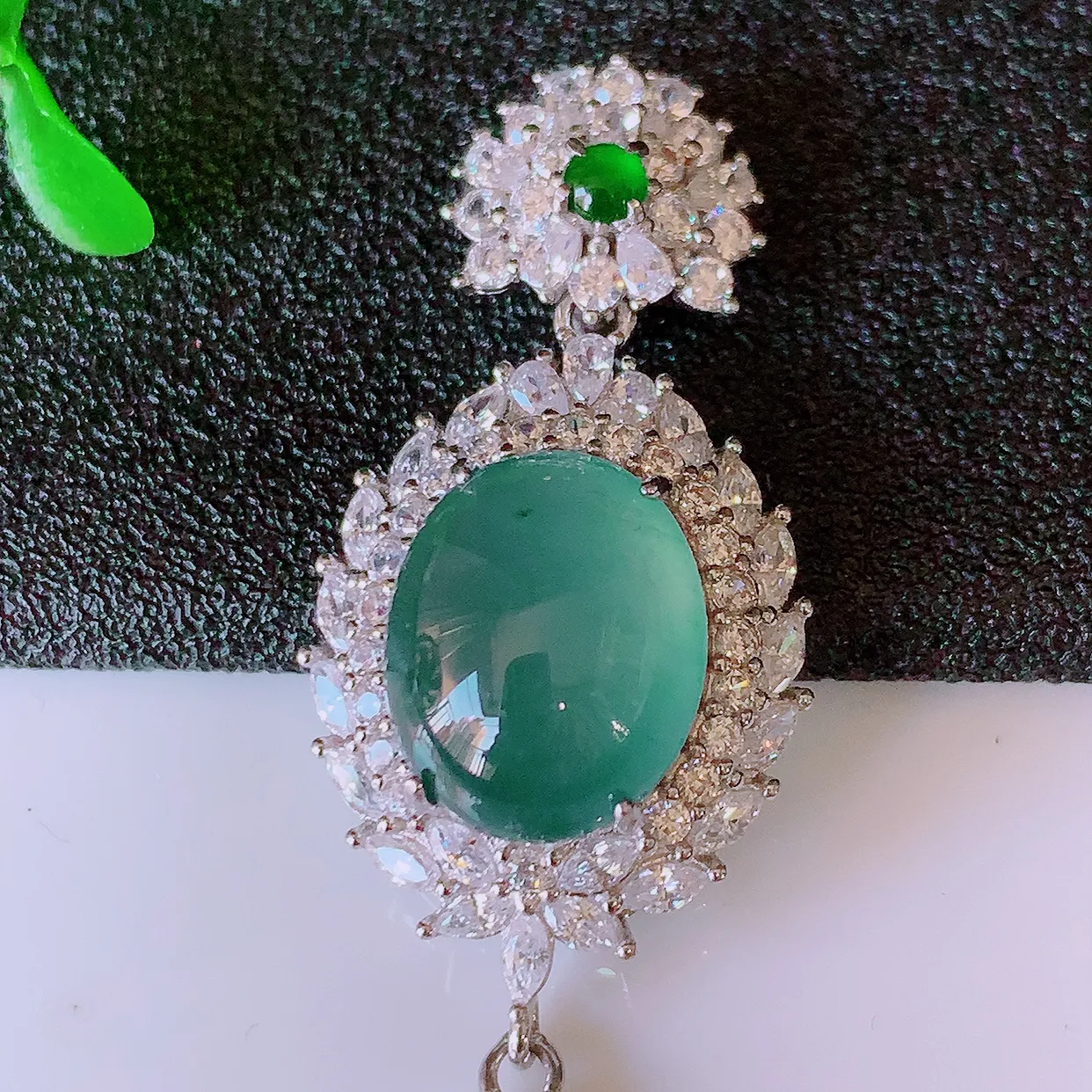 冰透满绿翡翠925银镶嵌蛋面吊坠，自然光实拍，翠色灵动，颜色漂亮，种老水足，品相佳，佩戴佳品！#97.15整体72.5-16.5*9.5裸石12*9.6