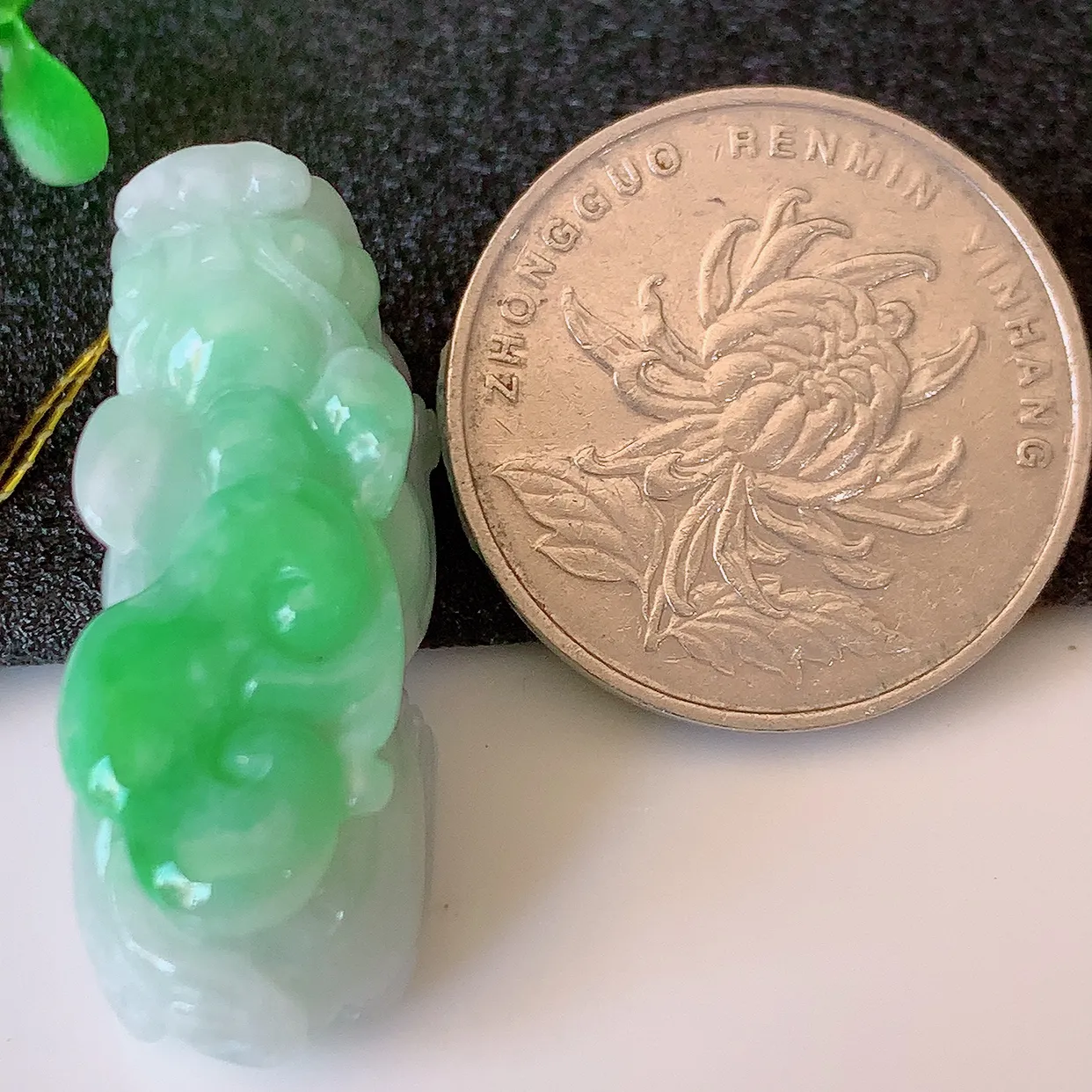 自然光实拍，水润飘绿翡翠招财貔貅吊坠，民间有“一摸貔貅运程旺盛，再摸貔貅财运滚滚，三摸貔貅平步青云 ”的美好祝愿。#35.15