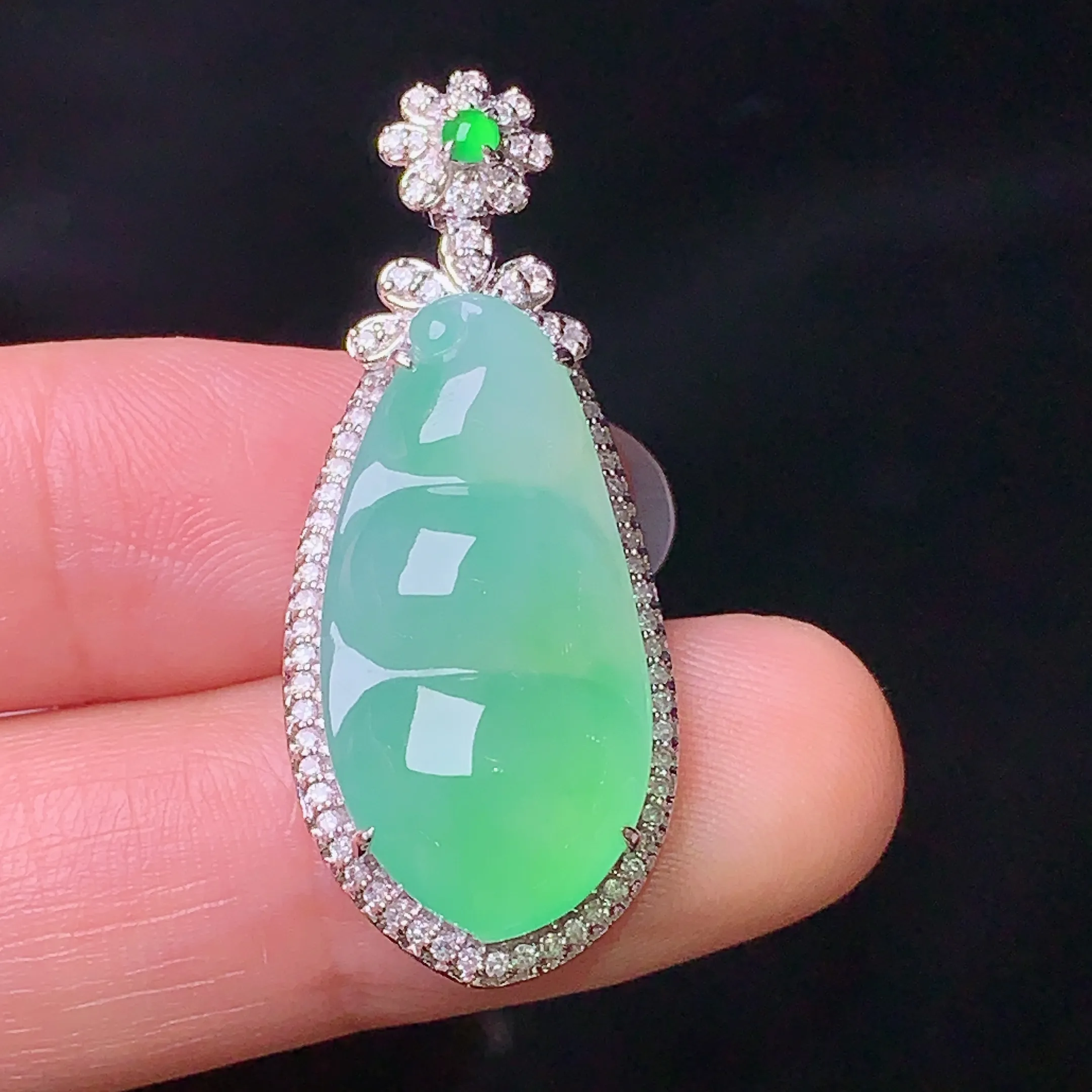 18k金钻镶嵌翠绿四季豆吊坠 玉质细腻 色泽清新艳丽 整体尺寸35.8*15*8.8