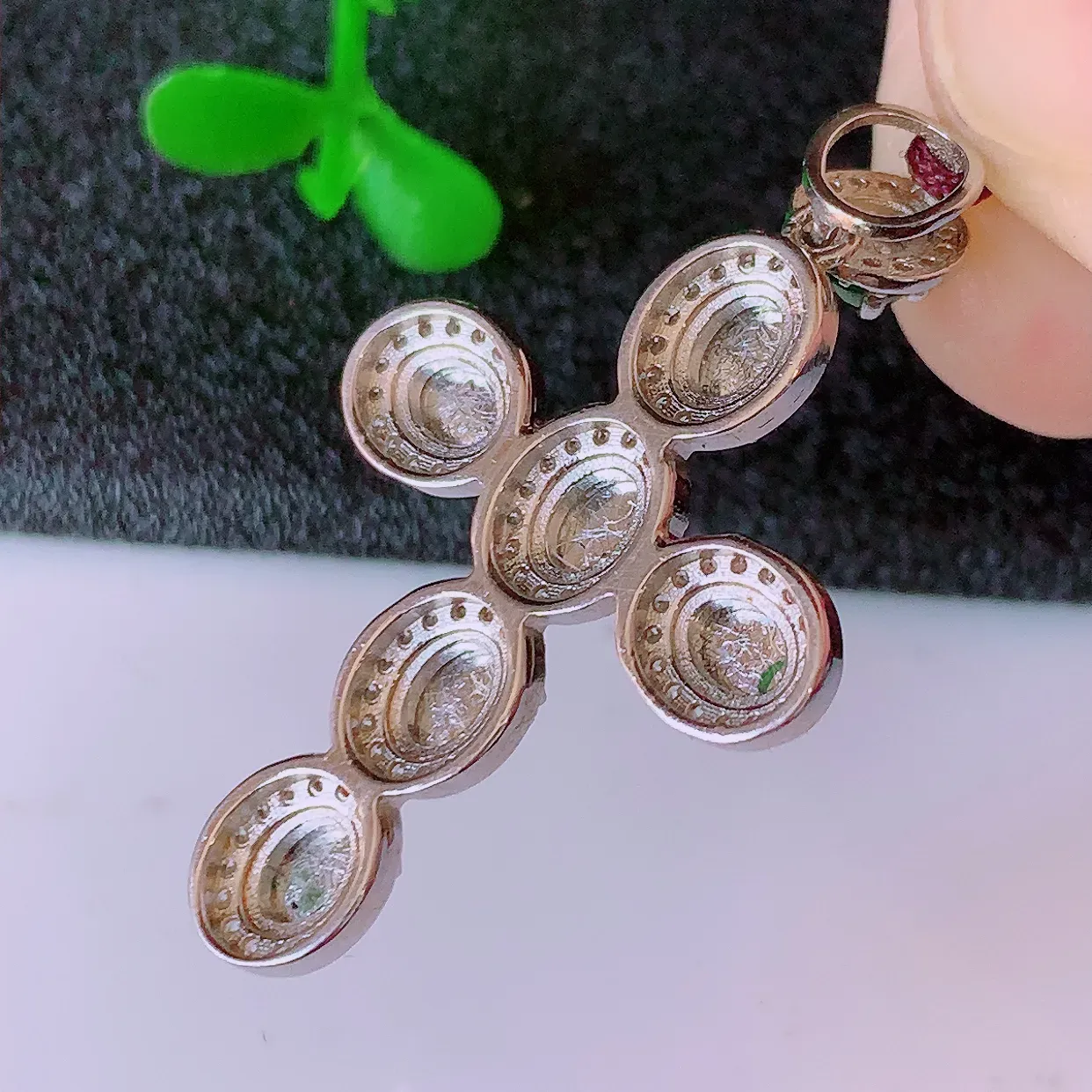 冰透满绿翡翠925银镶嵌十字架吊坠，自然光实拍，翠色灵动，颜色漂亮，种老水足，品相佳，佩戴佳品！#97.15整体36*21.5-5.5裸裸4*4