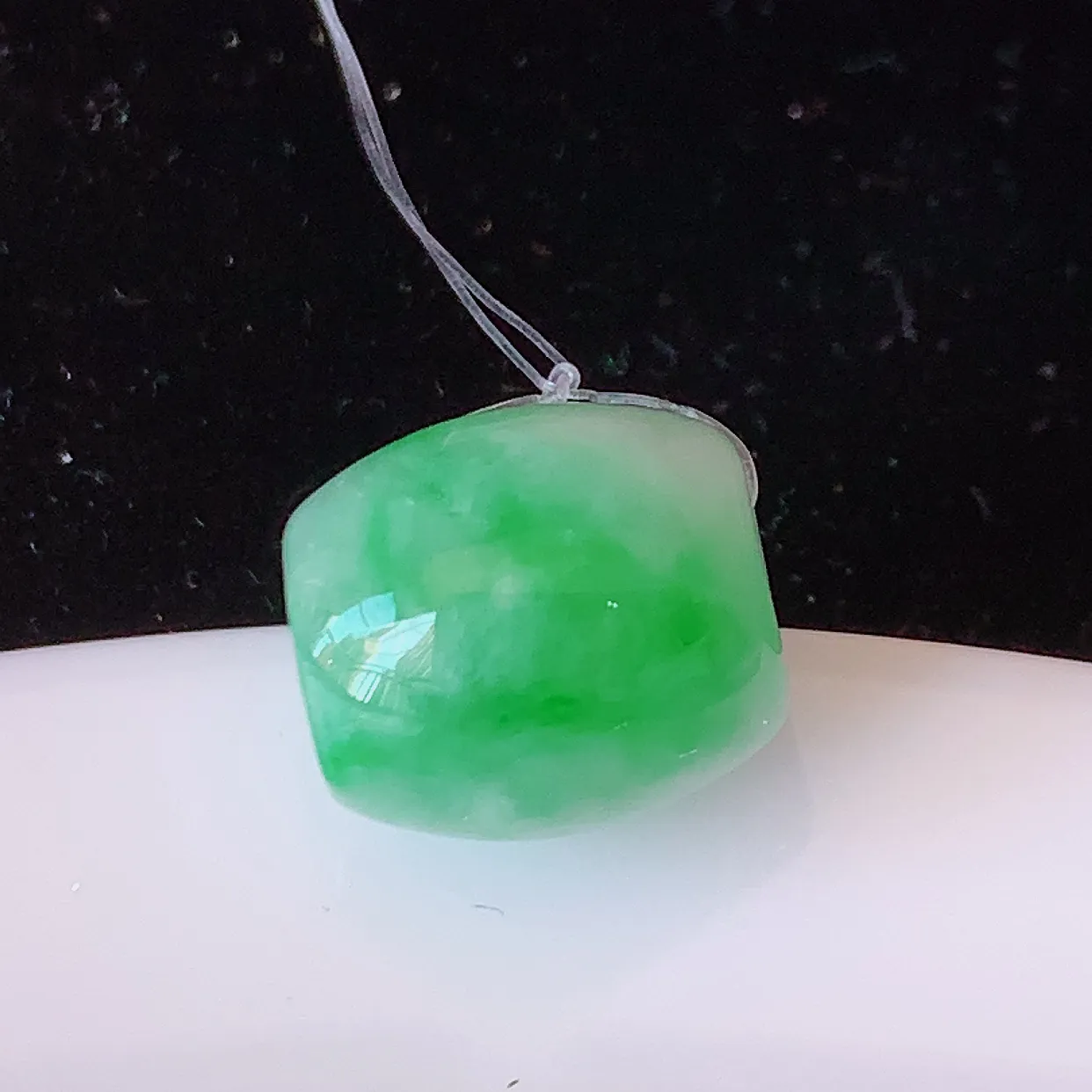 自然光实拍，冰润飘绿翡翠路路通吊坠，寓意时来运转、财源滚滚，款式新颖时尚，日常百搭的款！配图银链#49.15