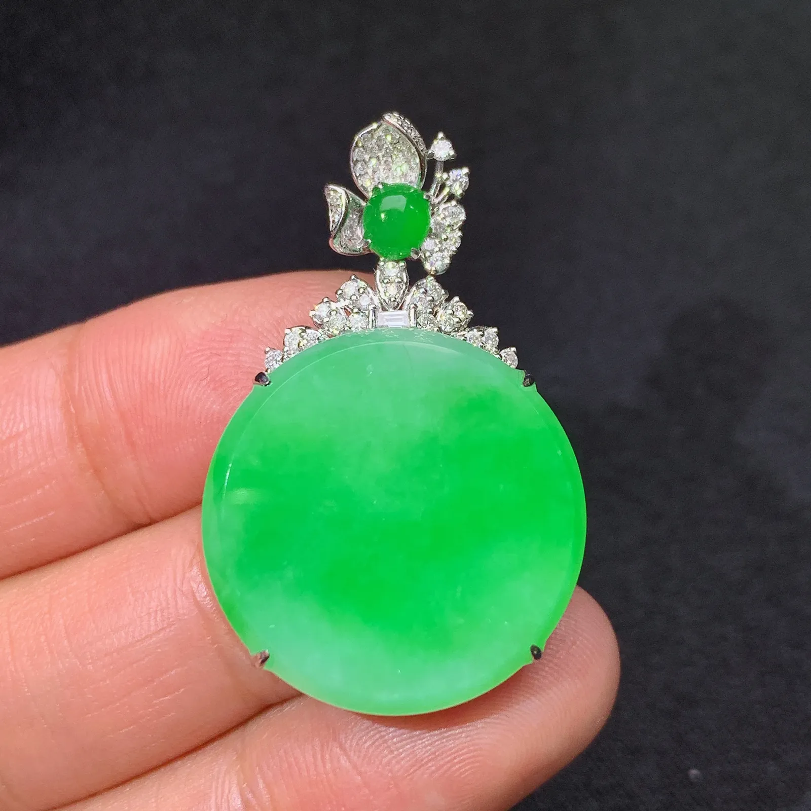 阳绿圆牌吊坠，18k金镶嵌，色泽鲜阳，冰润细腻，种水足 尺寸35.4*22.5*7.1