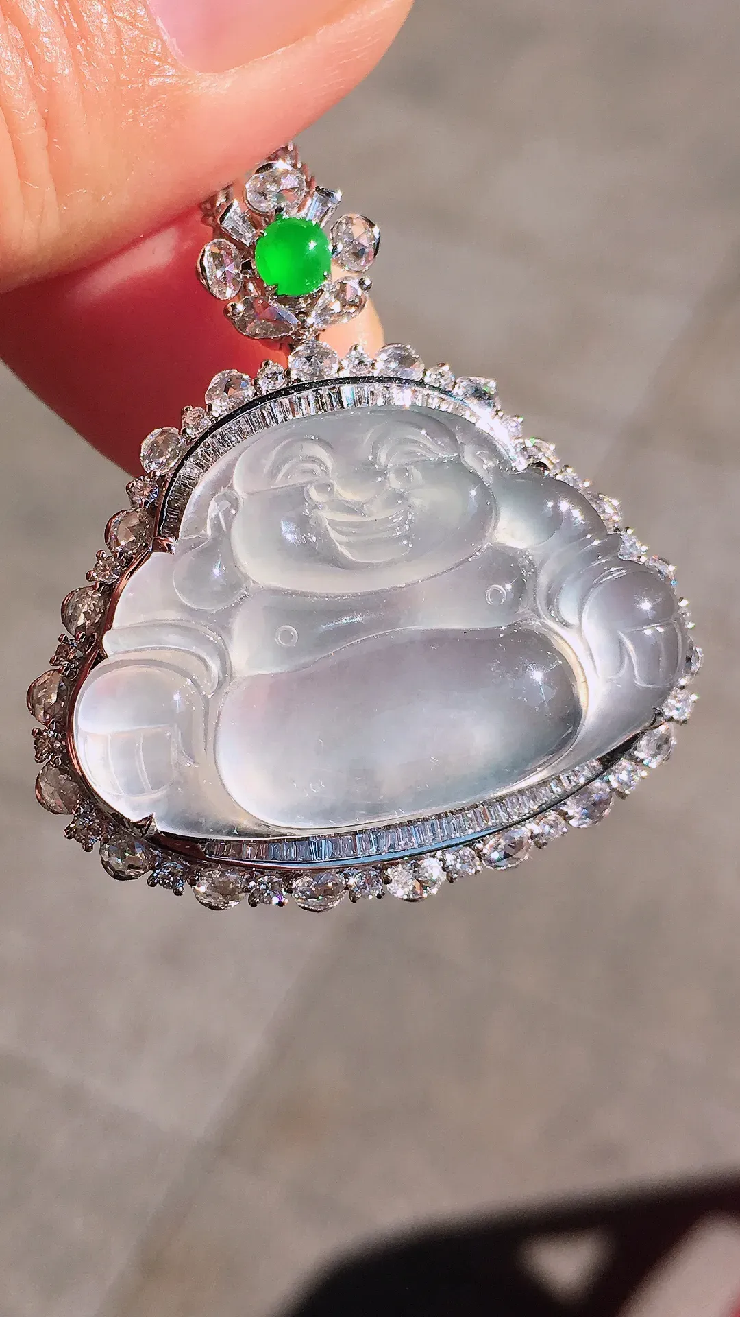 冰种佛公吊坠，玉质细腻，荧光感超
强，饱满圆润，尽显优雅气质，18k
金豪华镶嵌