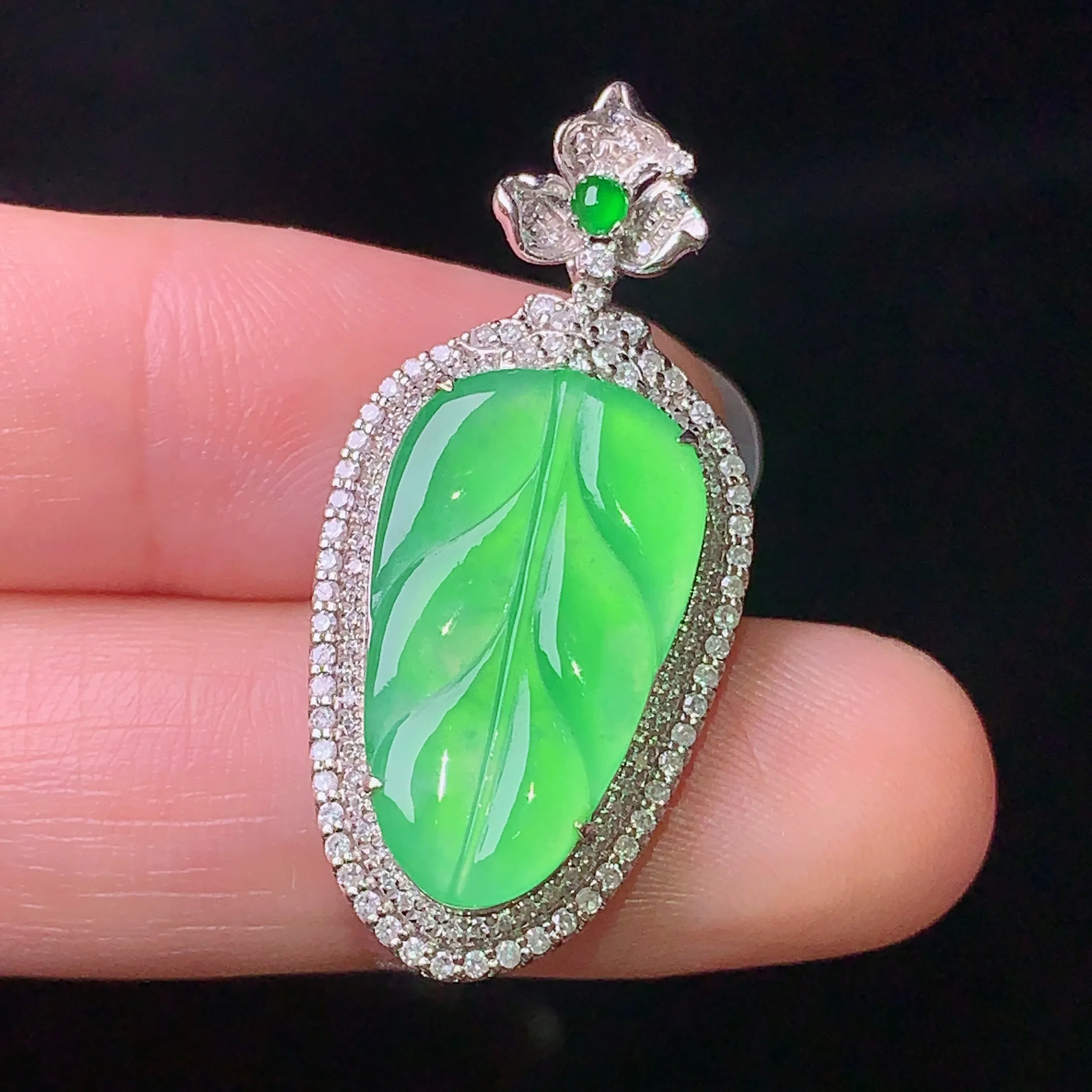 18k金钻镶嵌翠绿树叶吊坠 玉质细腻 色泽清新艳丽 整体尺寸33.5*15.8*6.2