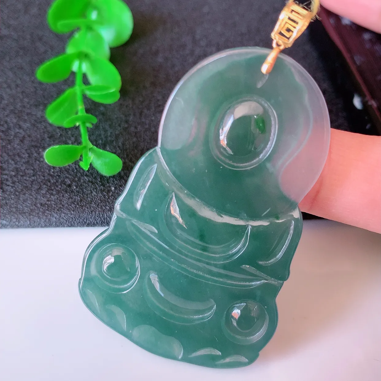 18K金镶嵌冰种满色翡翠观音菩萨吊坠，赐福翡翠观音，观音面相端庄，品相佳，佩戴气质！#35.15整体60裸石54.2*34.5*5.5