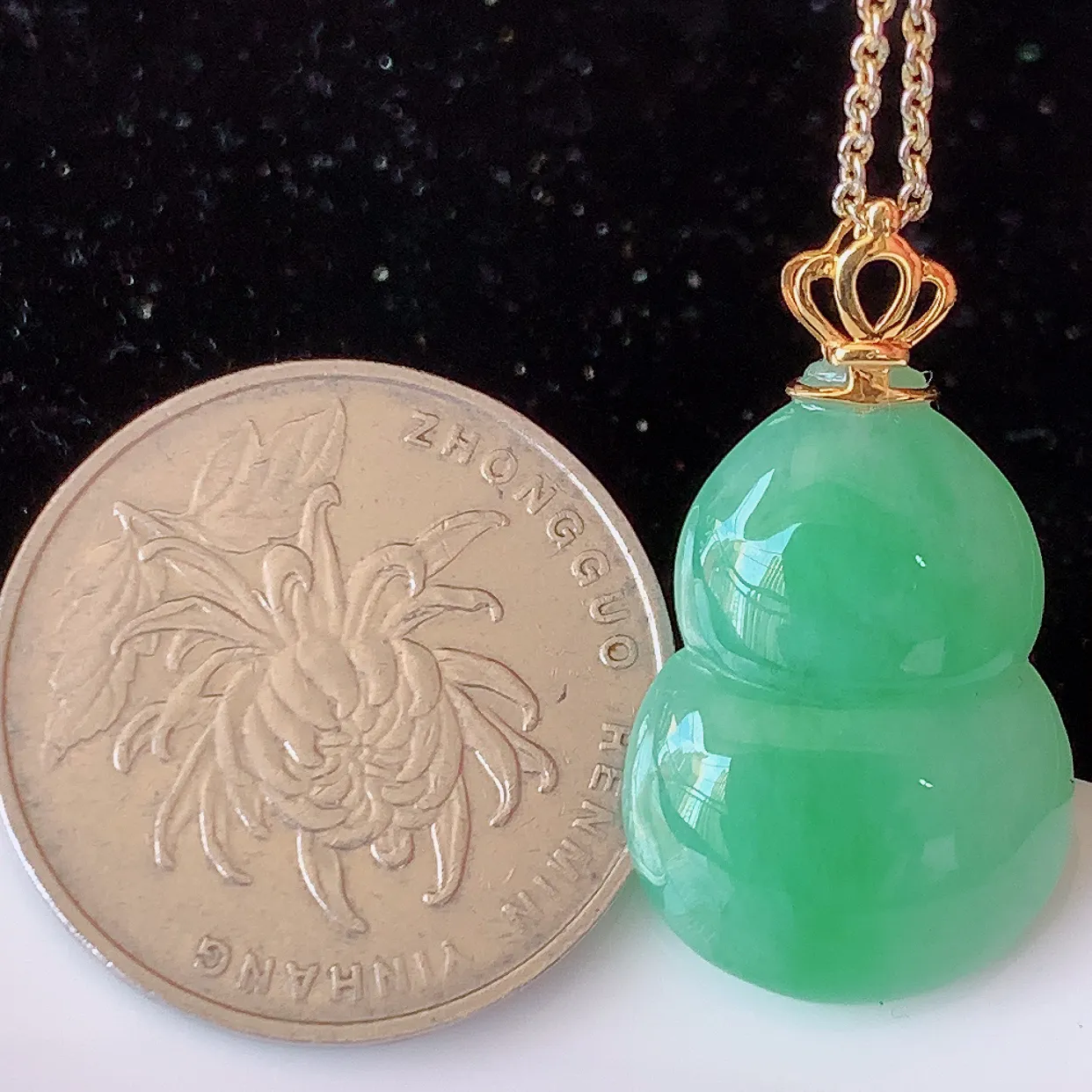 自然光实拍，18K金镶嵌满绿翡翠葫芦吊坠，翡翠葫芦，寓意福禄双全，财源滚滚，佩戴效果优雅迷人！#83.15整体28.8-裸石22*15.5*5