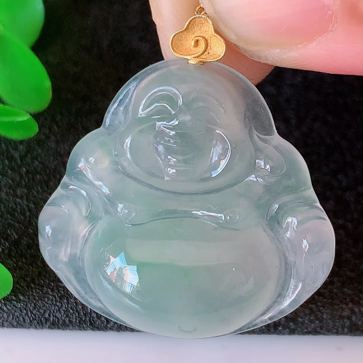 自然光实拍，18K金镶嵌冰种飘花翡翠佛公吊坠，饱满， 佛公亦保平安，寓意有福（佛公）相伴，品相佳，配戴优雅迷人！#1.15整体29裸石26.5*25*6.2