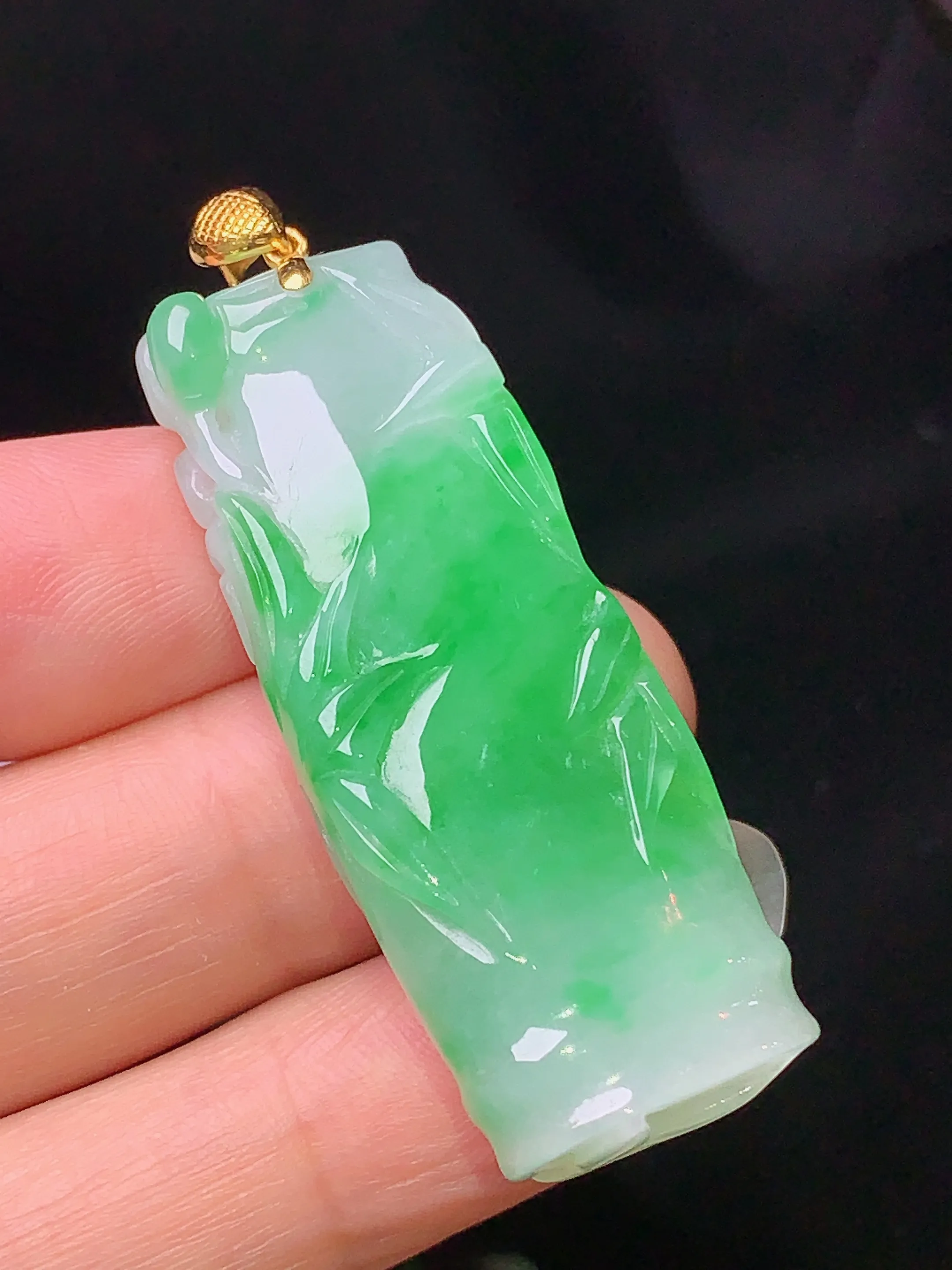 18k金镶嵌飘绿竹吊坠 玉质细腻 色泽清新艳丽 整体尺寸49.8*16.8*9.3