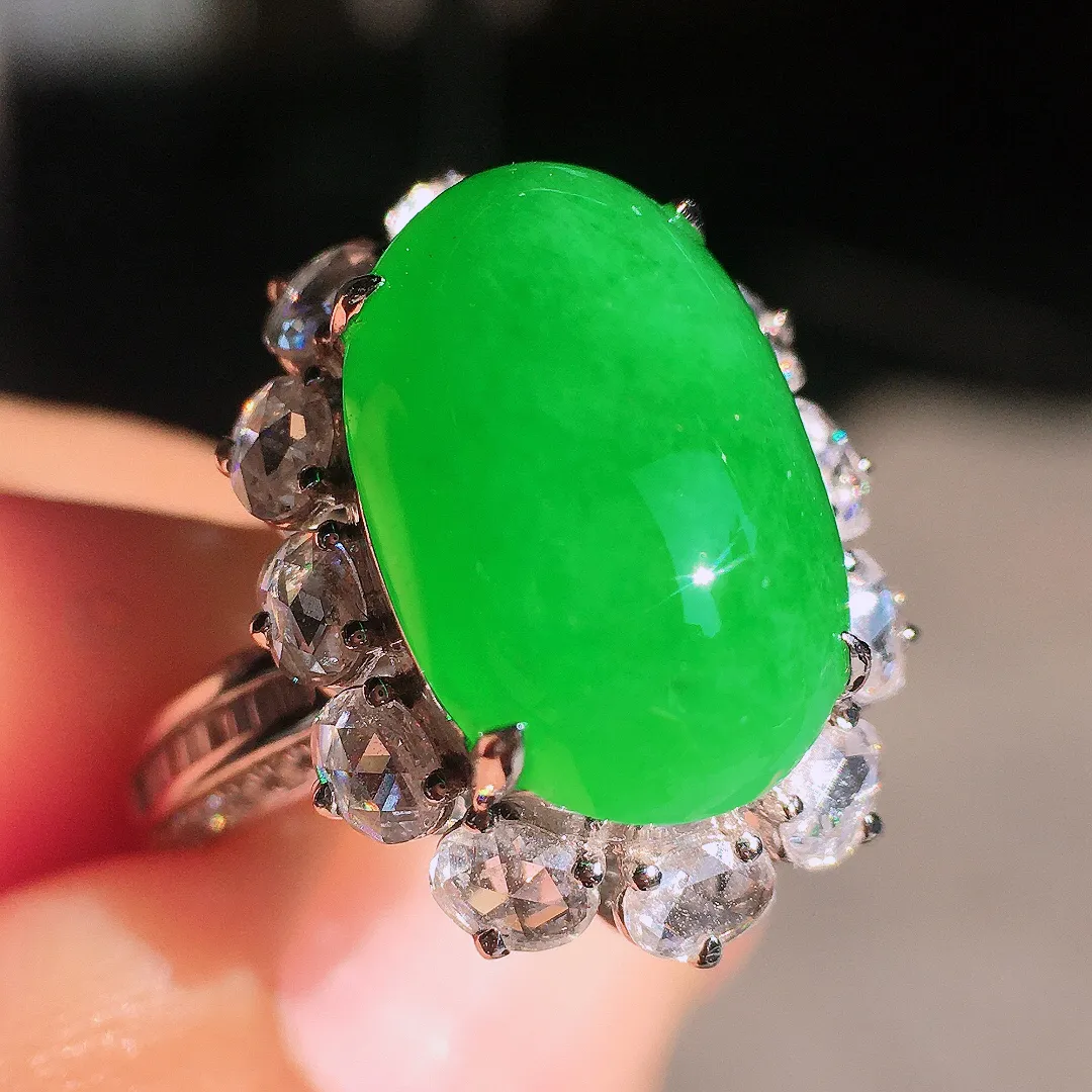 阳绿蛋面戒指，色泽均匀艳丽，玉质细腻，荧光感超
强，饱满圆润，尽显优雅气质，18k
金豪华镶嵌