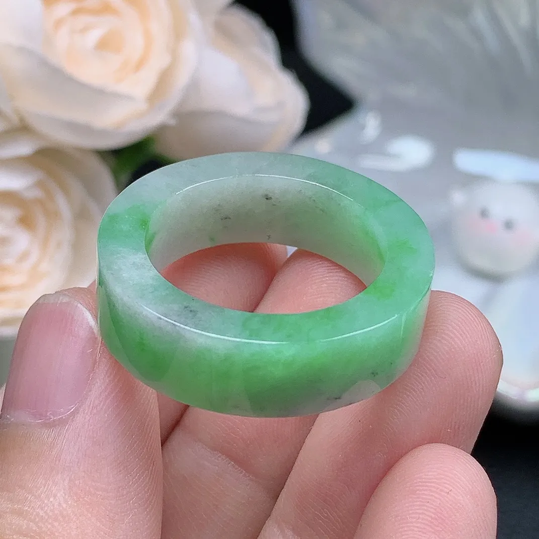 缅甸老坑种翡翠大圈口飘绿乌鸡方戒指玉指环  水润通透 尺寸：22.3-8.1-4.5mm 29号圈口6S