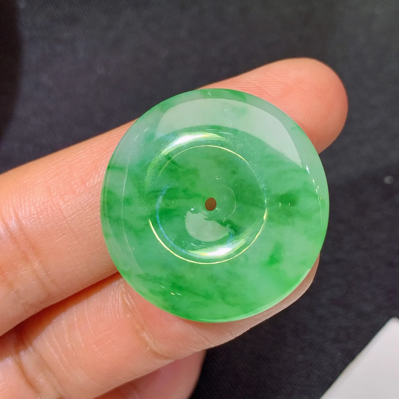 飘绿平安扣，冰润色阳，玉质细腻，种水足 尺寸25.4*5